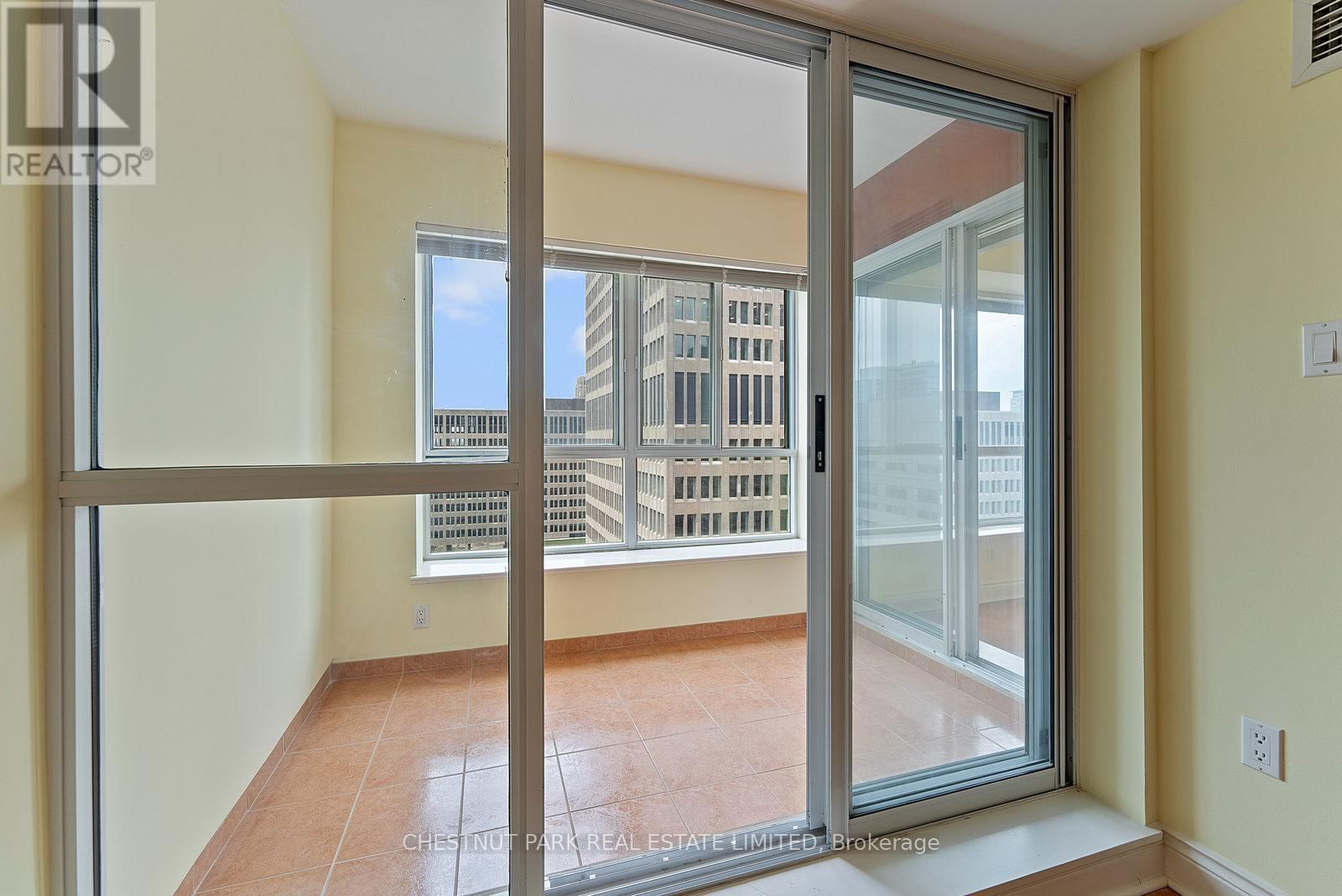 1610 - 889 BAY STREET Image 12