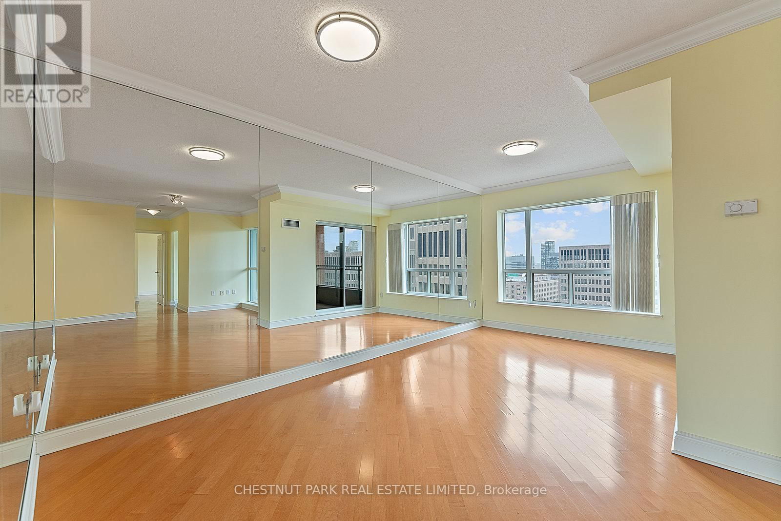 1610 - 889 BAY STREET Image 24