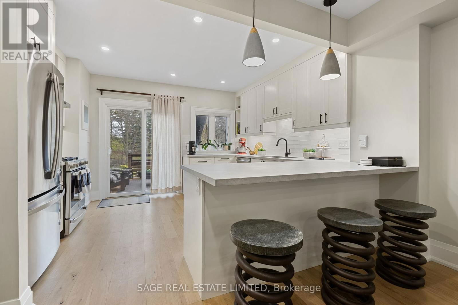 394 KEEWATIN AVENUE Image 10
