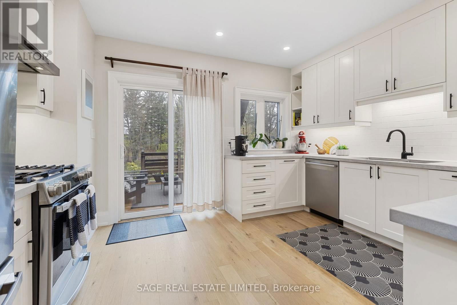 394 KEEWATIN AVENUE Image 11