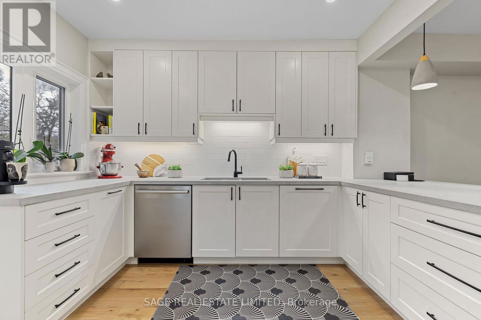 394 KEEWATIN AVENUE Image 12