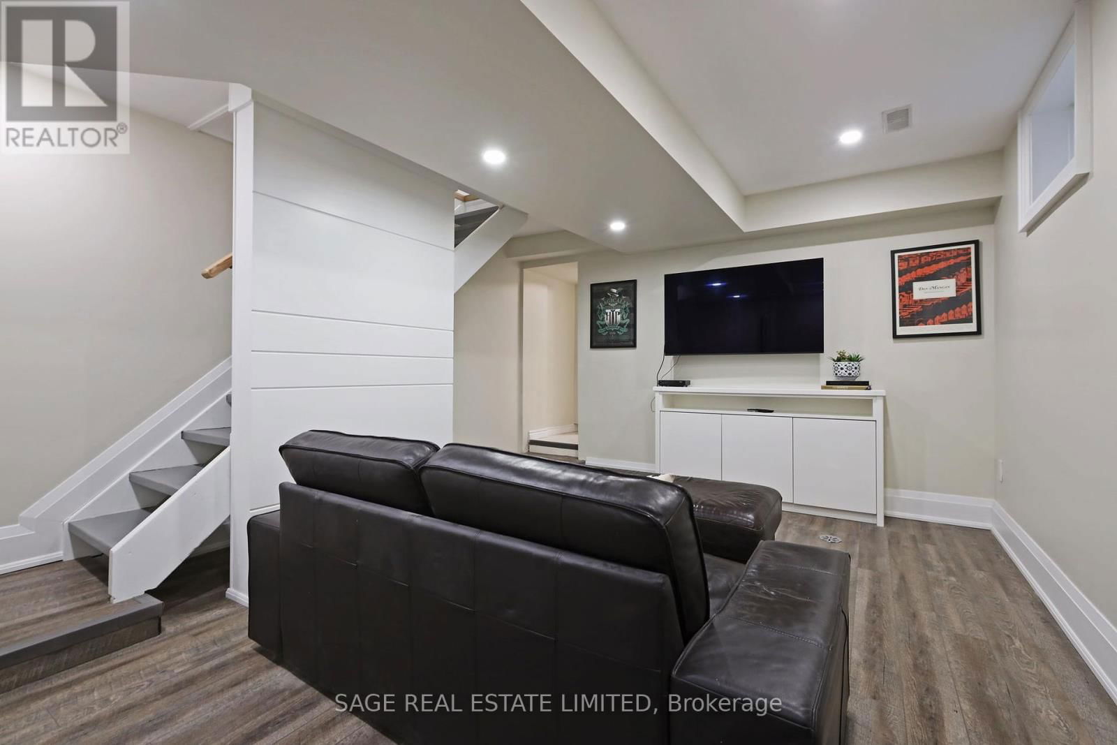 394 KEEWATIN AVENUE Image 27