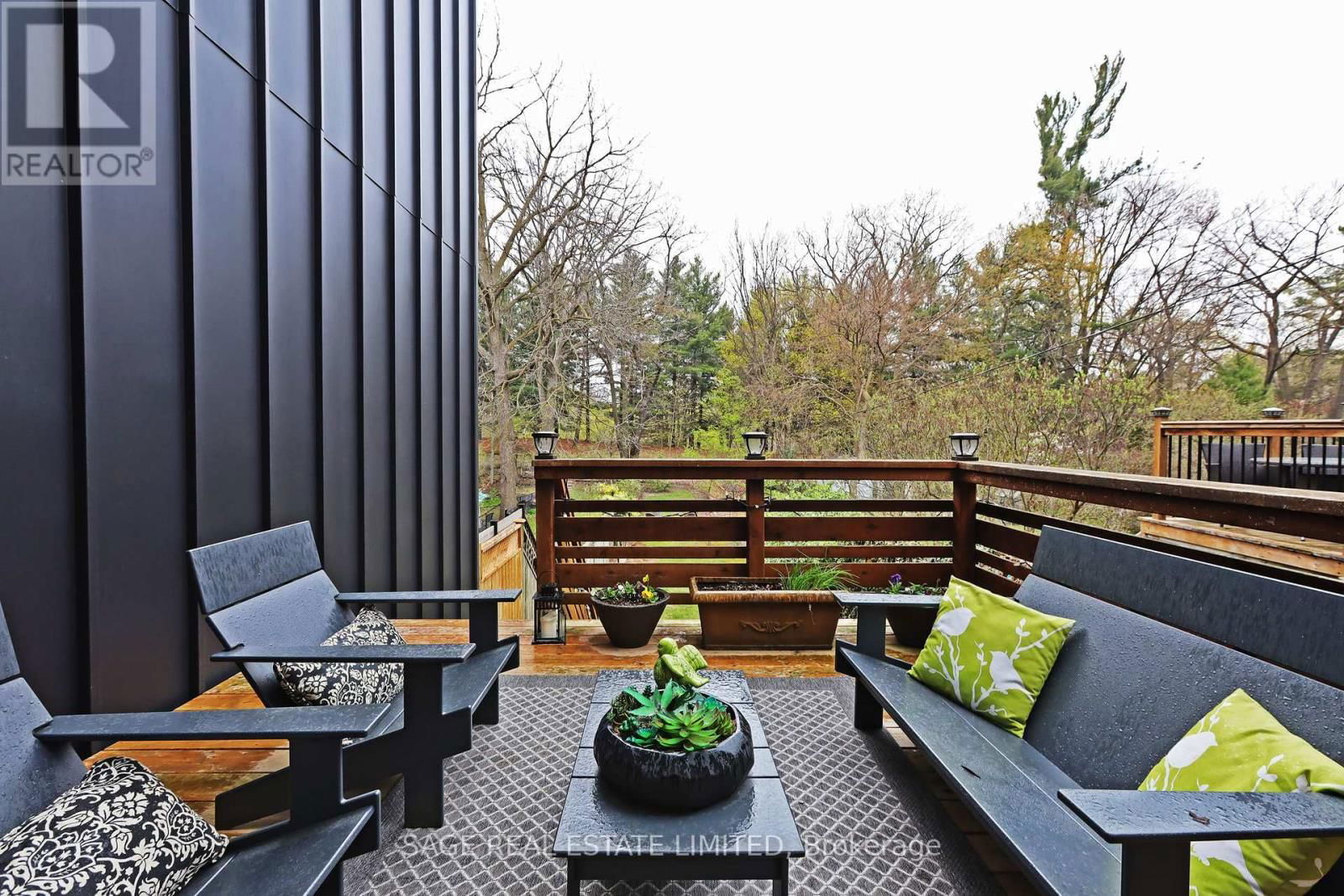 394 KEEWATIN AVENUE Image 32