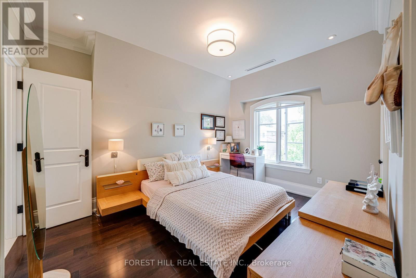 669 BEDFORD PARK AVENUE Image 25