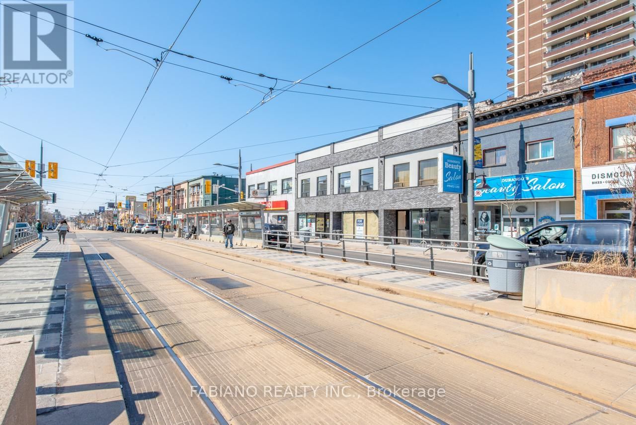944 ST CLAIR AVENUE WEST Image 12