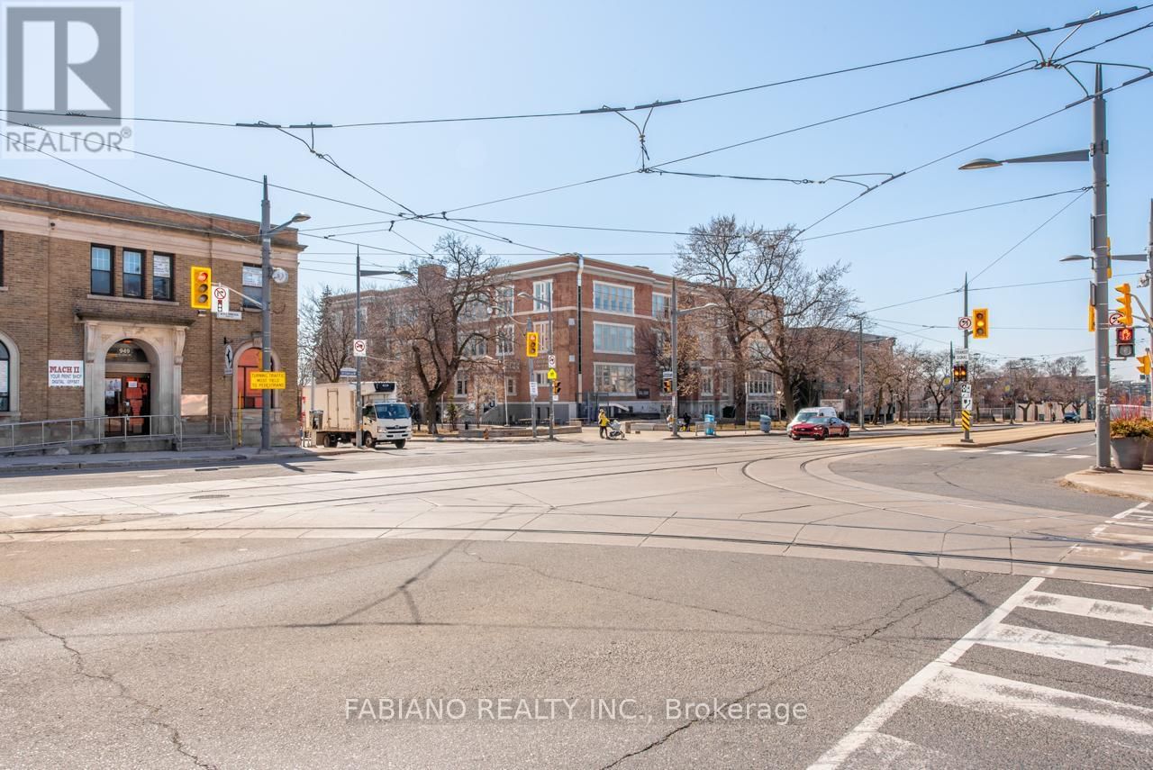 944 ST CLAIR AVENUE WEST Image 14