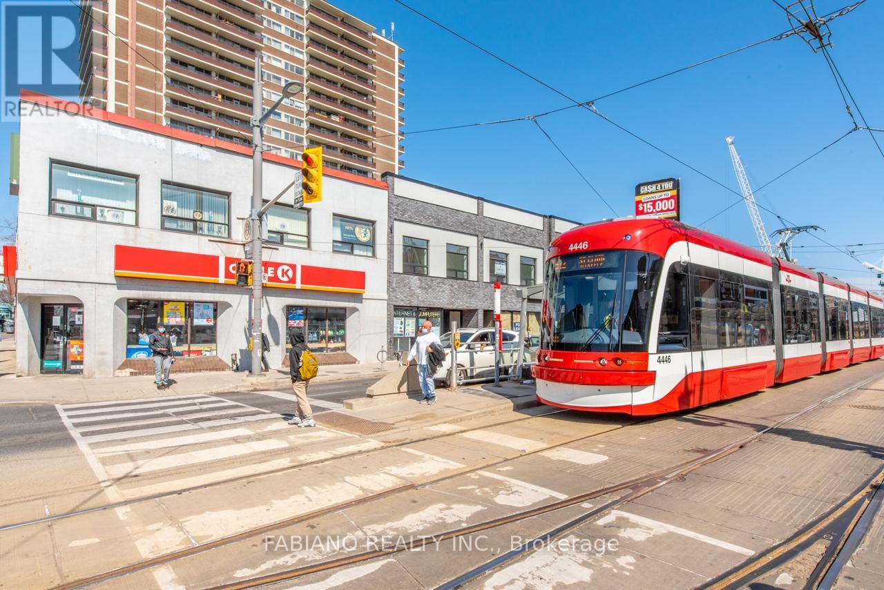 944 ST CLAIR AVENUE WEST Image 6