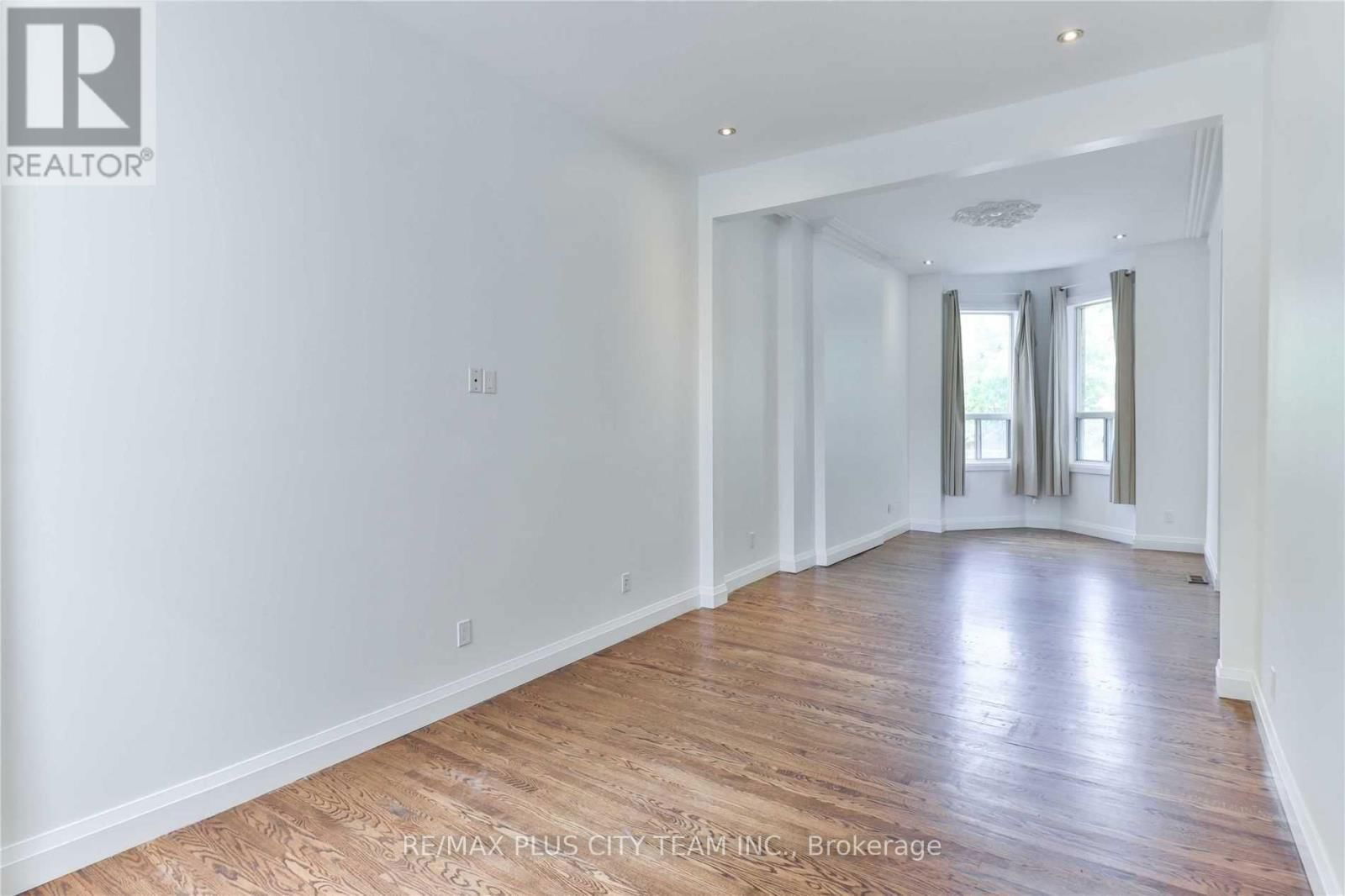 Upper - 153 NIAGARA STREET Image 12
