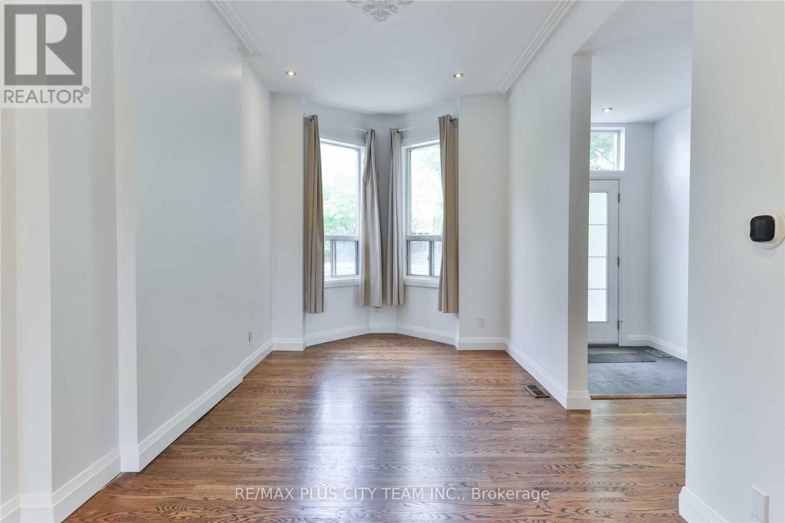 Upper - 153 NIAGARA STREET Image 14