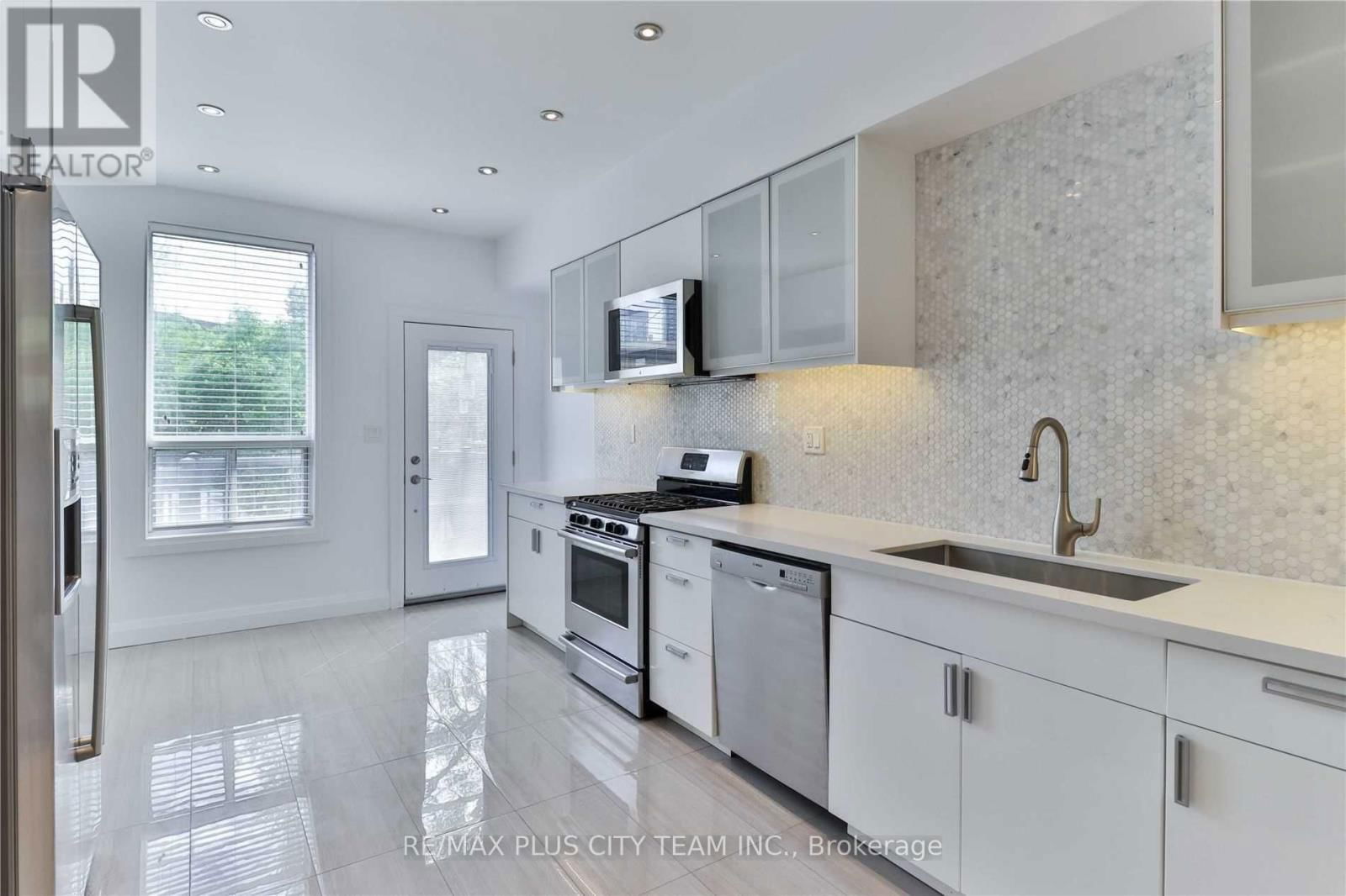 Upper - 153 NIAGARA STREET Image 15