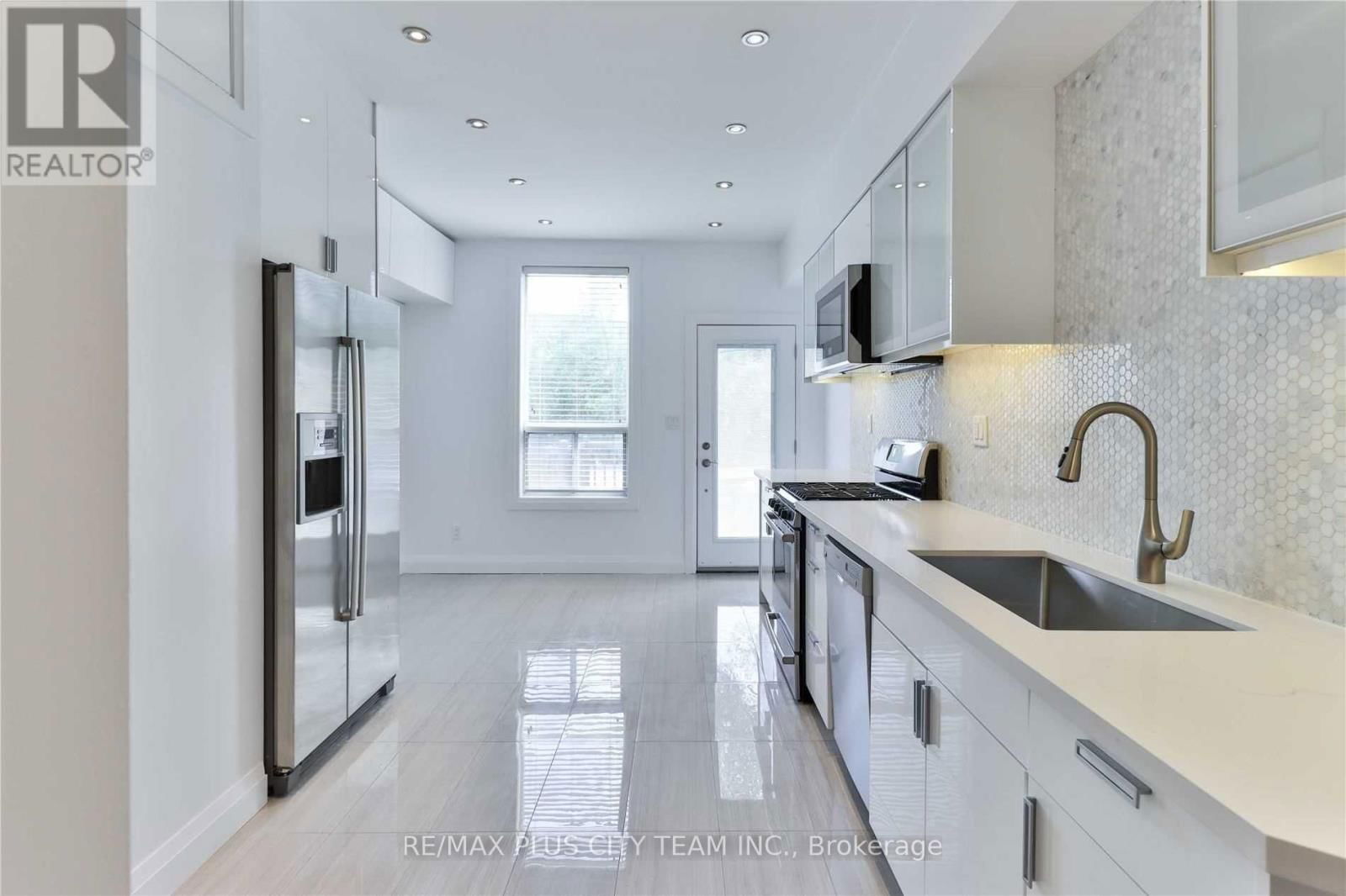 Upper - 153 NIAGARA STREET Image 18