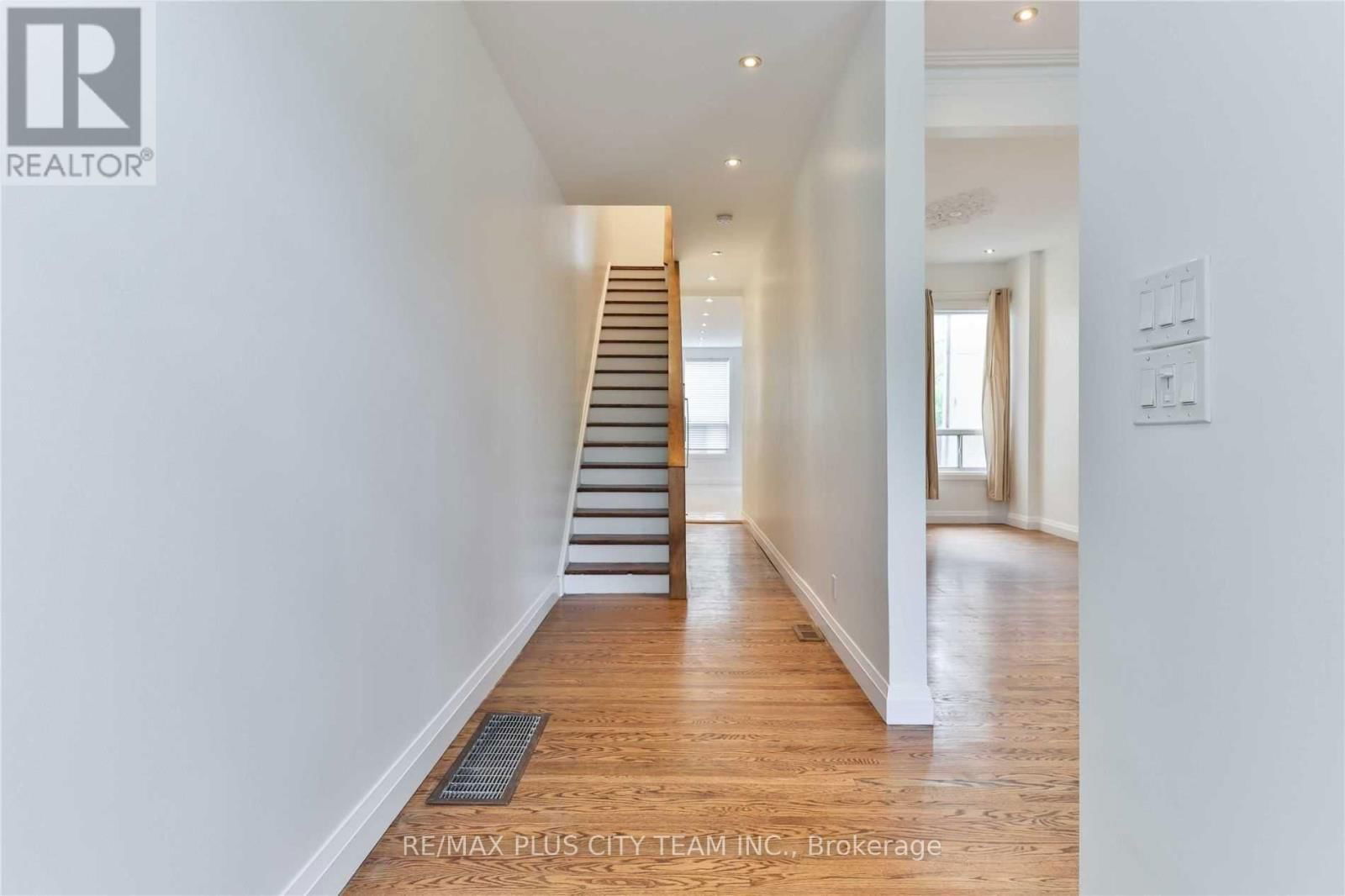 Upper - 153 NIAGARA STREET Image 4