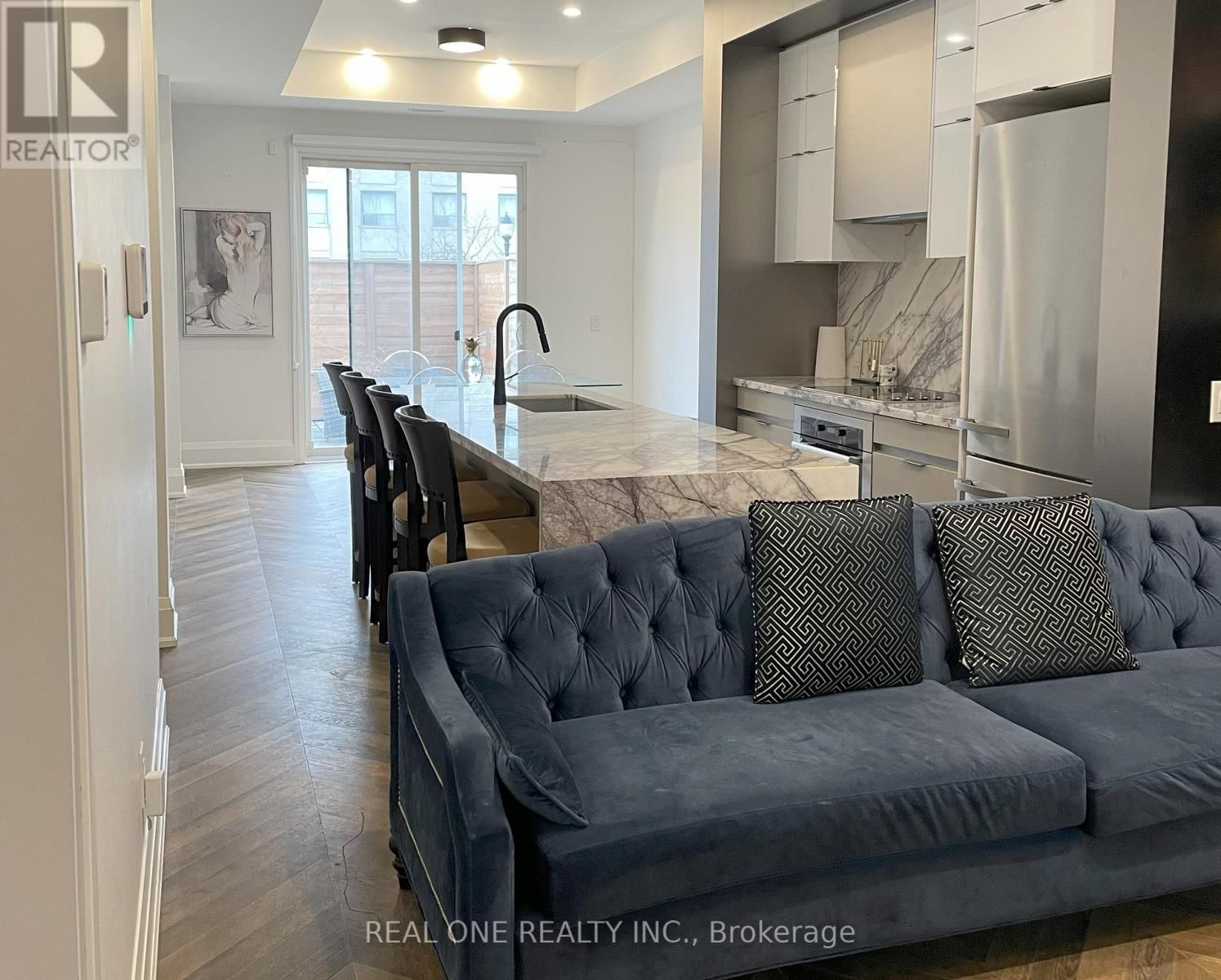 Unit 5 - 25 DERVOCK CRESCENT Image 3