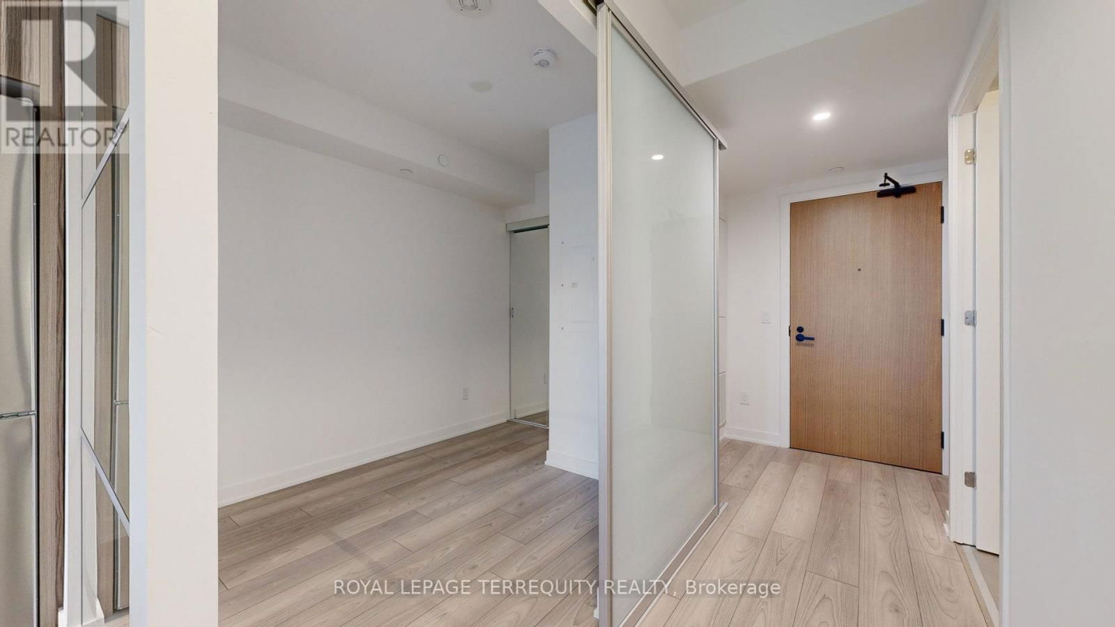 809 - 8 TIPPETT ROAD Image 3