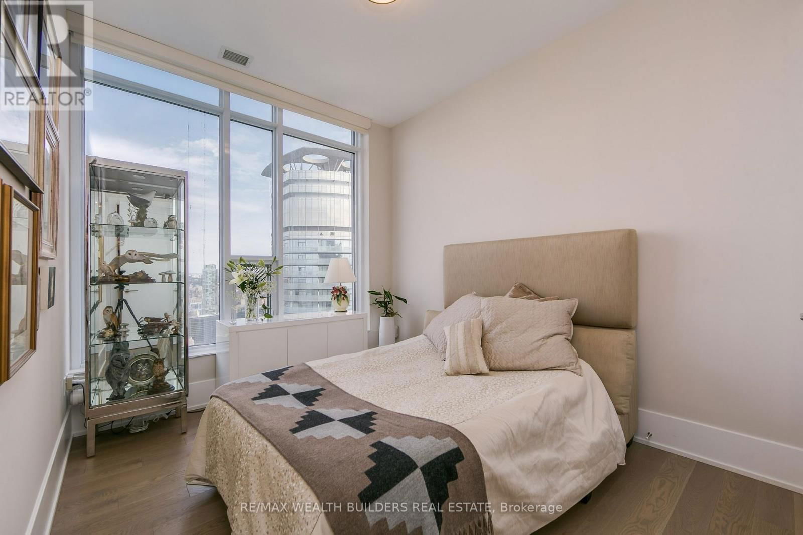 6810 - 10 YORK STREET Image 12