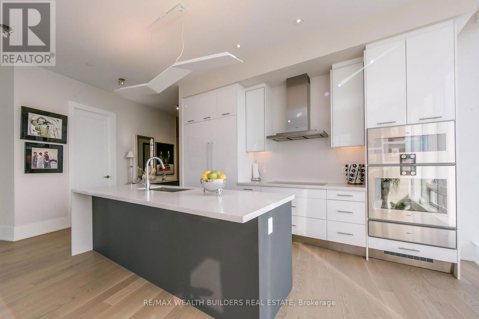 6810 - 10 YORK STREET Image 21