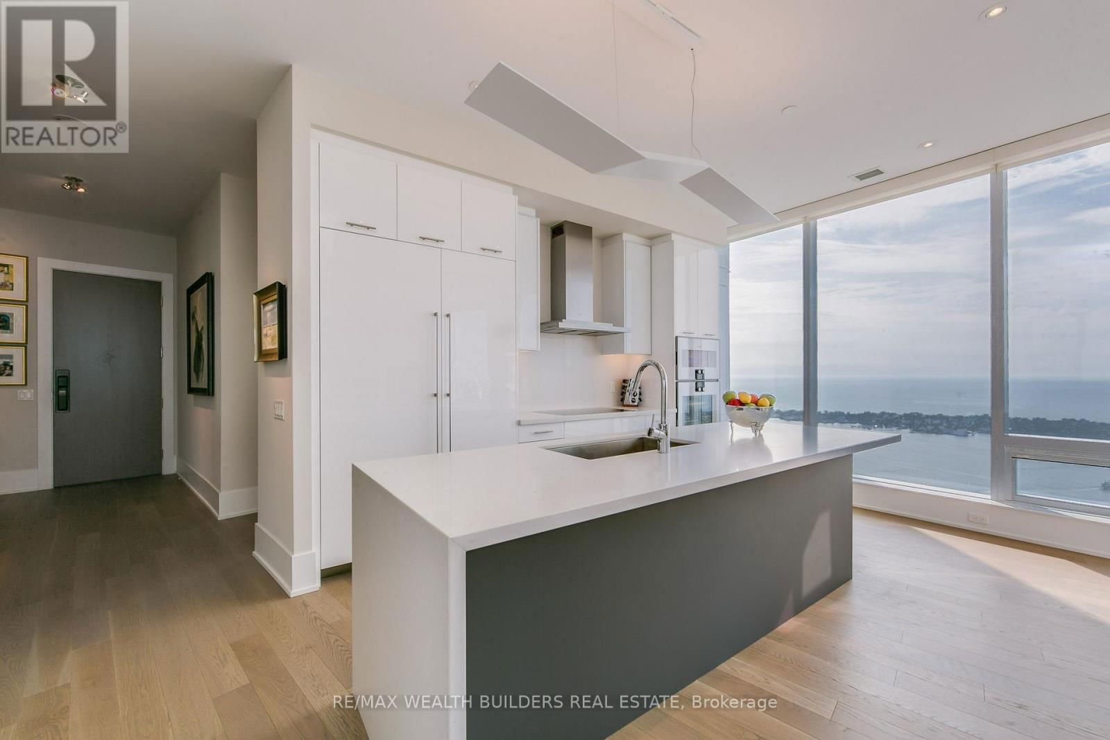 6810 - 10 YORK STREET Image 22