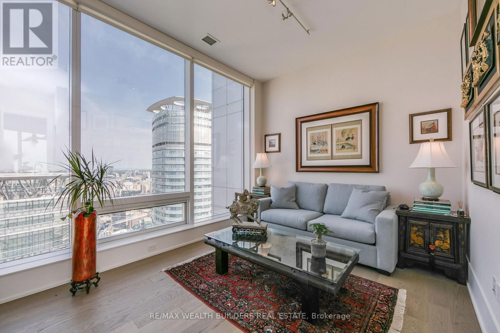 6810 - 10 YORK STREET Image 25