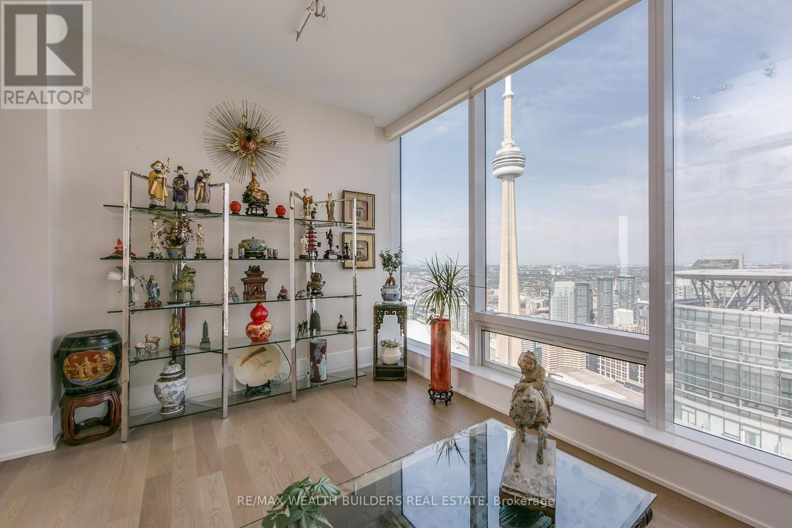 6810 - 10 YORK STREET Image 26