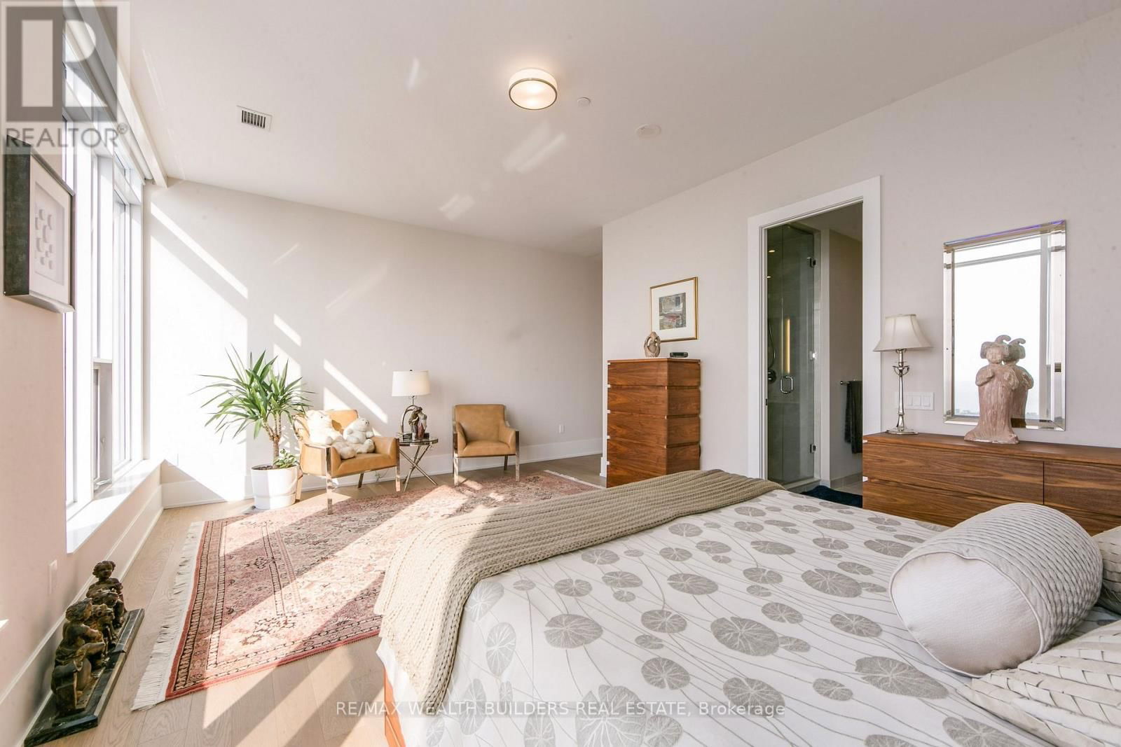 6810 - 10 YORK STREET Image 30