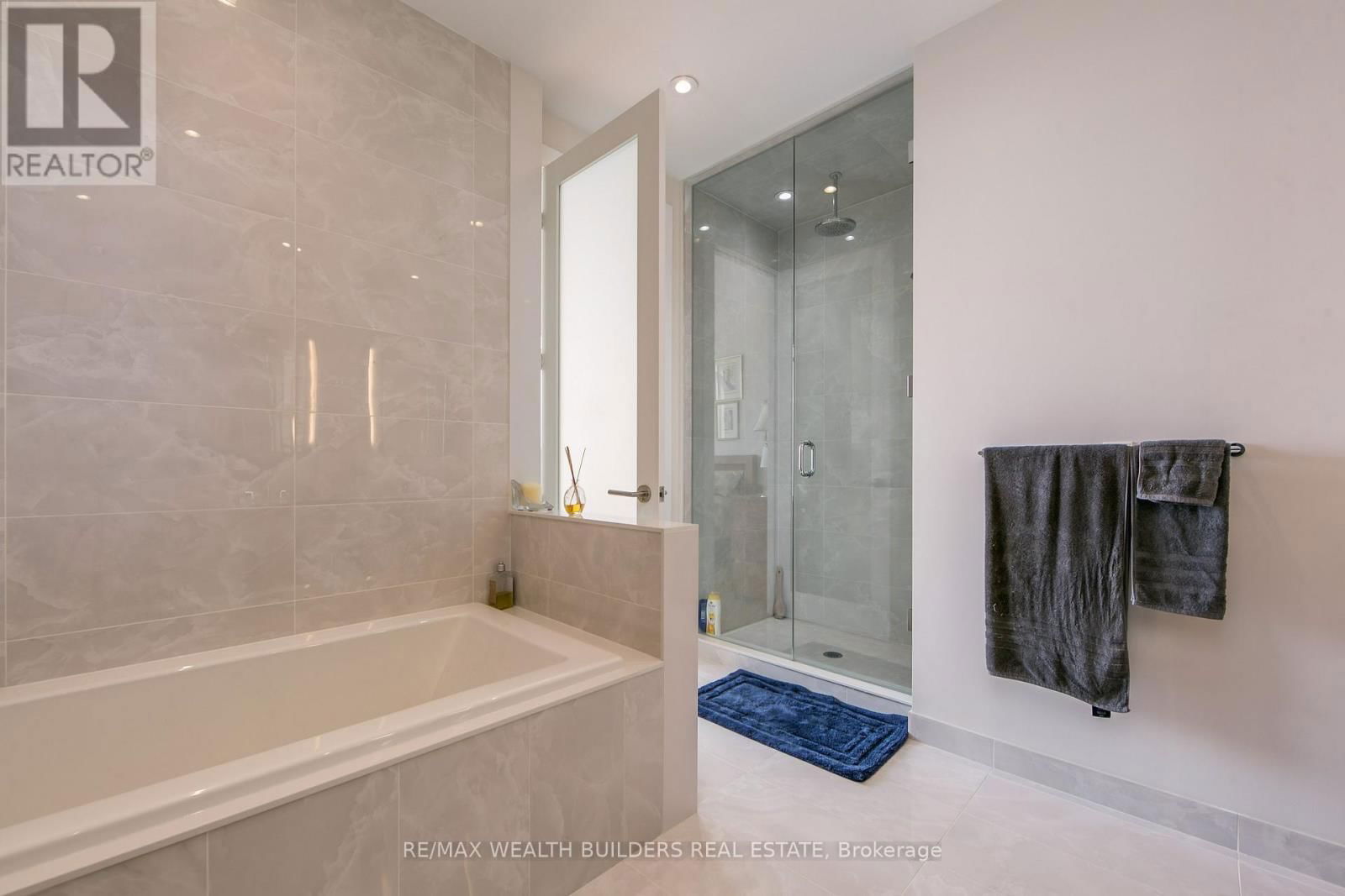 6810 - 10 YORK STREET Image 32