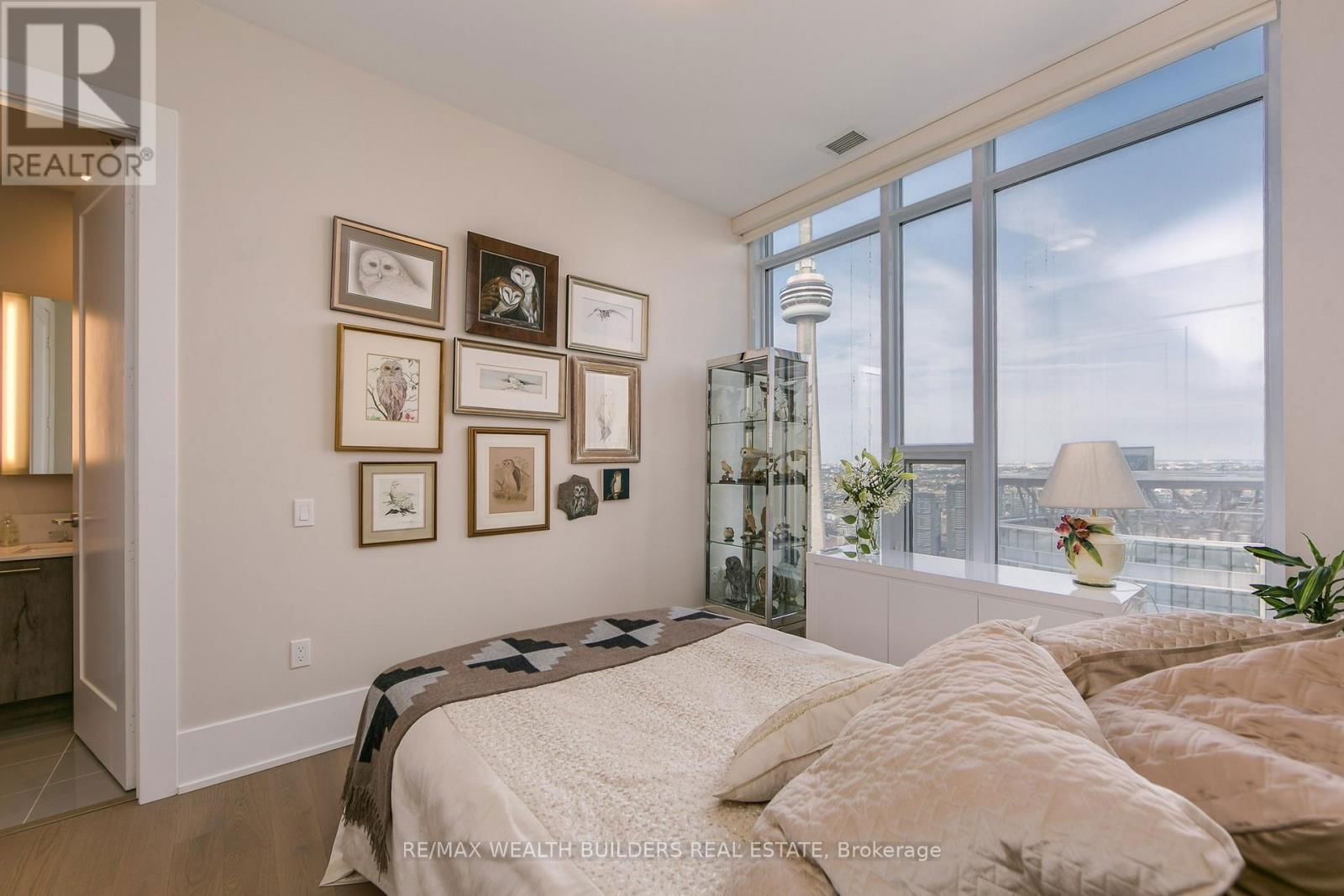 6810 - 10 YORK STREET Image 33