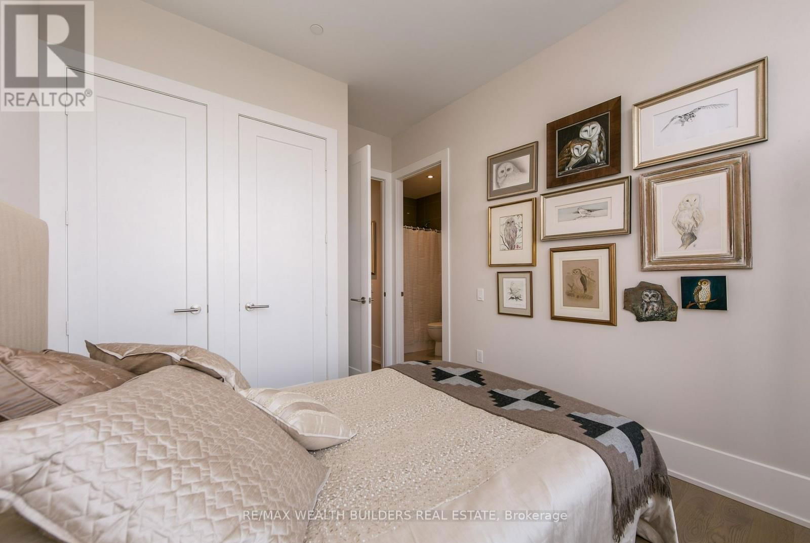 6810 - 10 YORK STREET Image 34