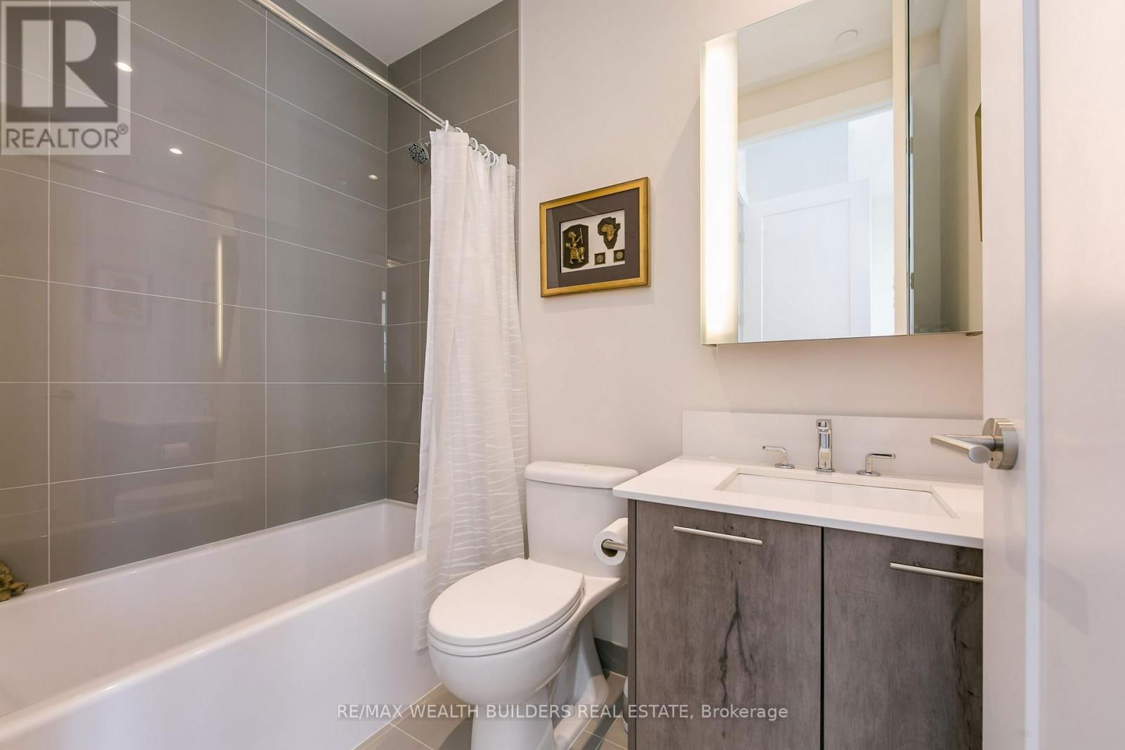 6810 - 10 YORK STREET Image 35