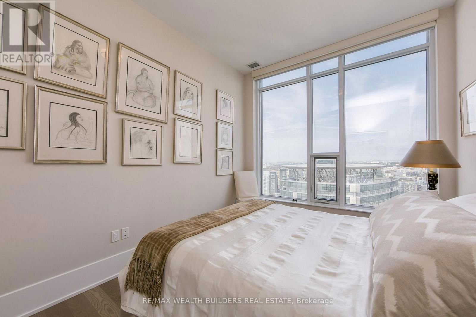 6810 - 10 YORK STREET Image 36