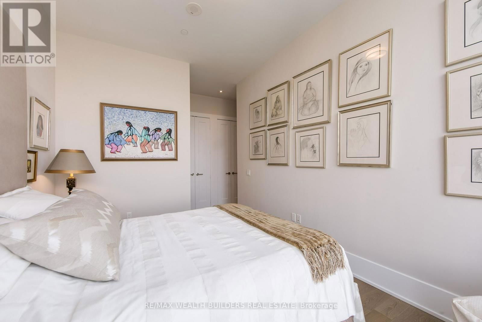 6810 - 10 YORK STREET Image 37