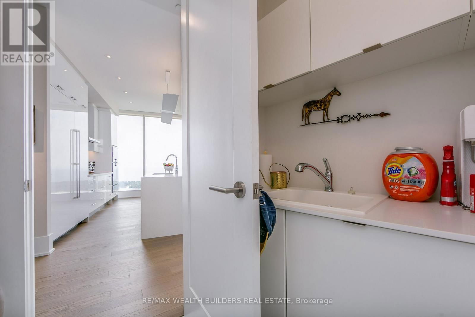6810 - 10 YORK STREET Image 39