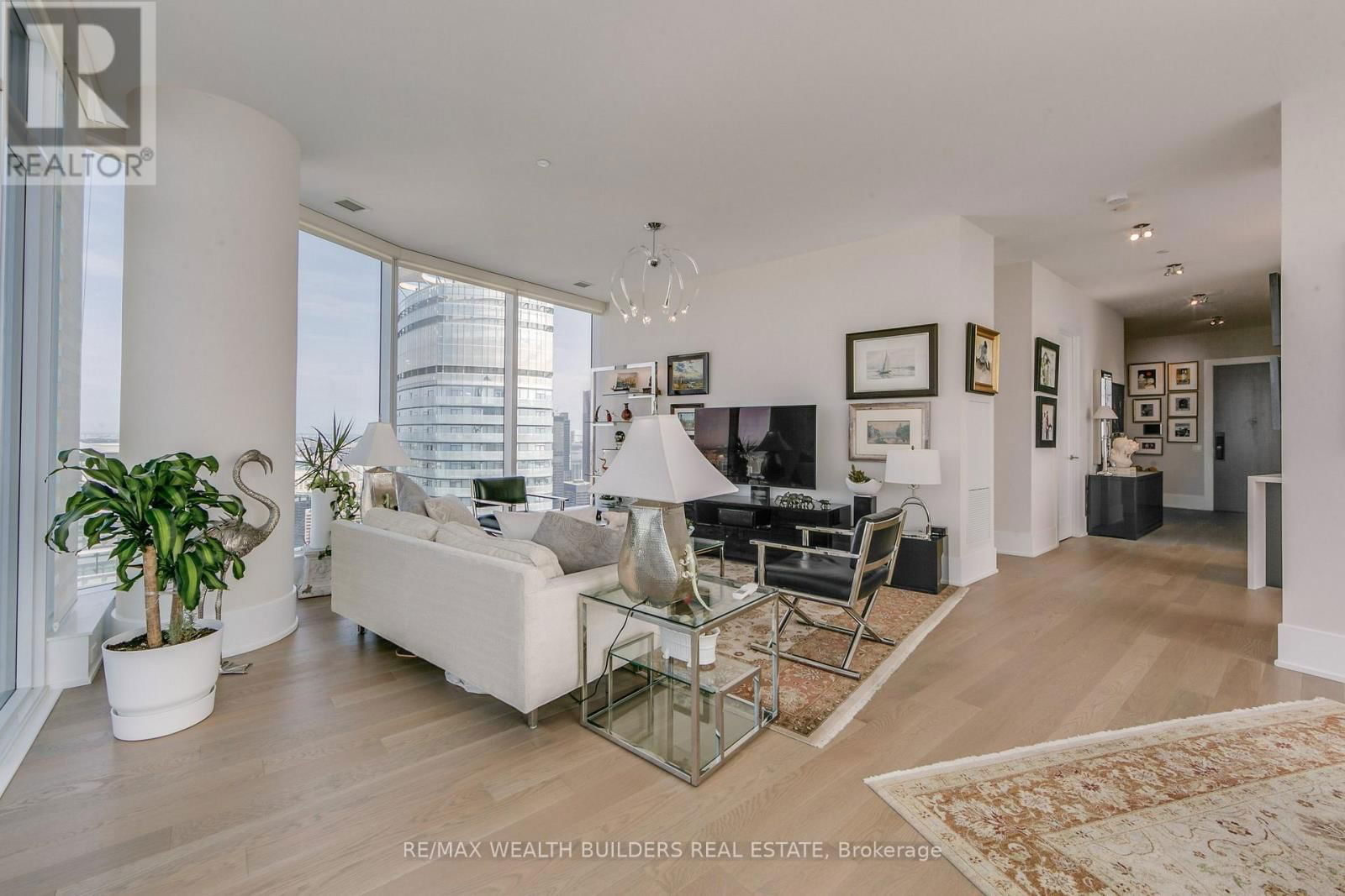 6810 - 10 YORK STREET Image 4