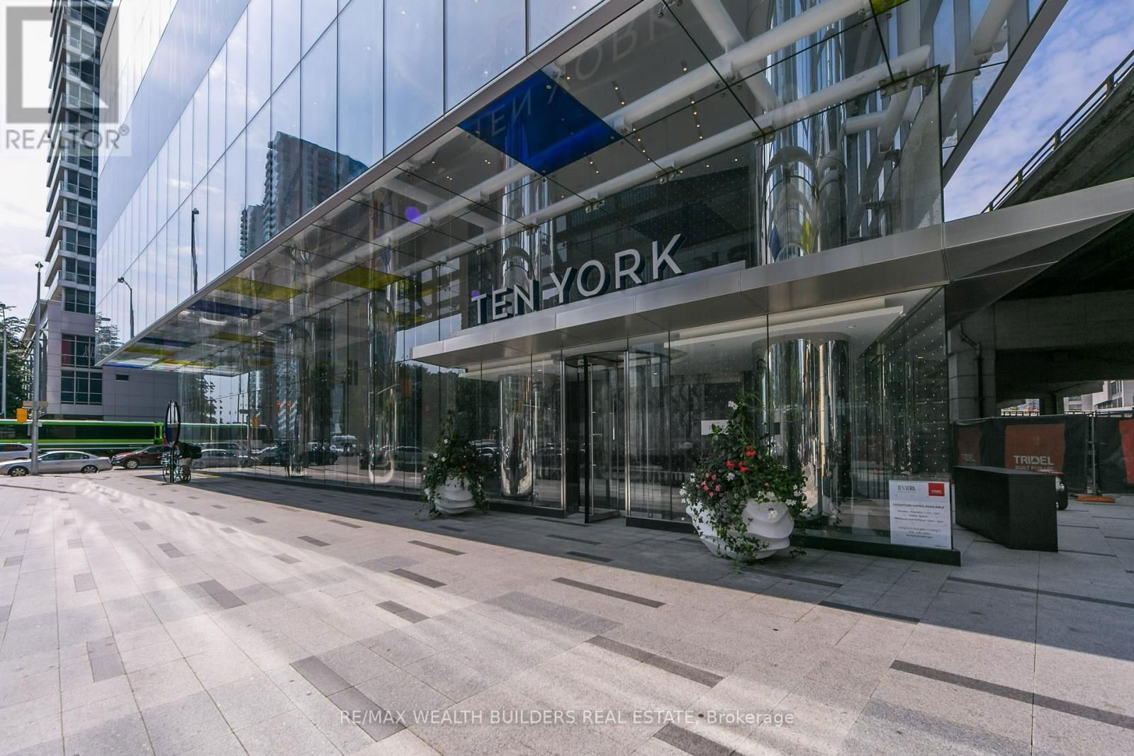 6810 - 10 YORK STREET Image 41