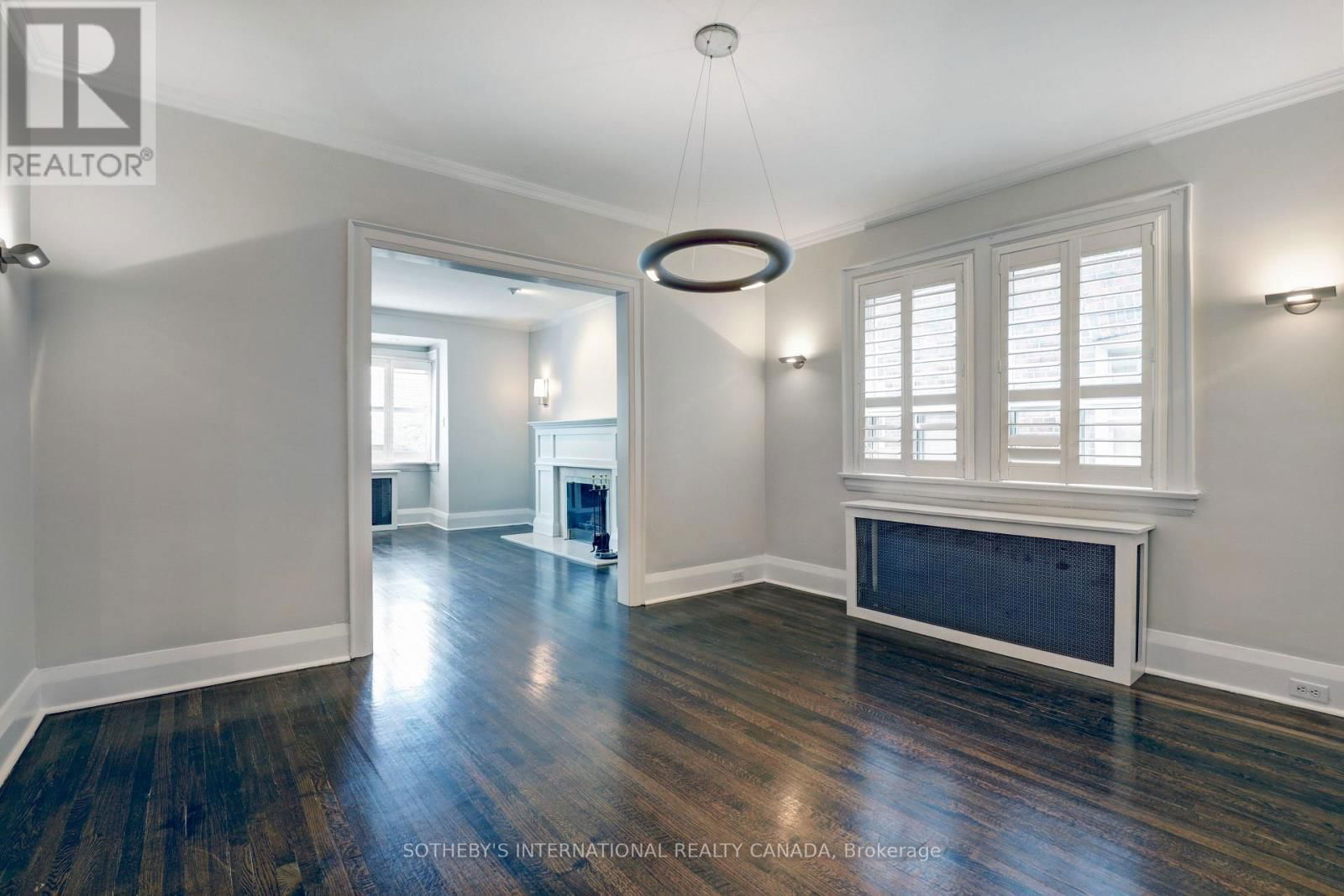 MAIN - 872 AVENUE ROAD Image 10