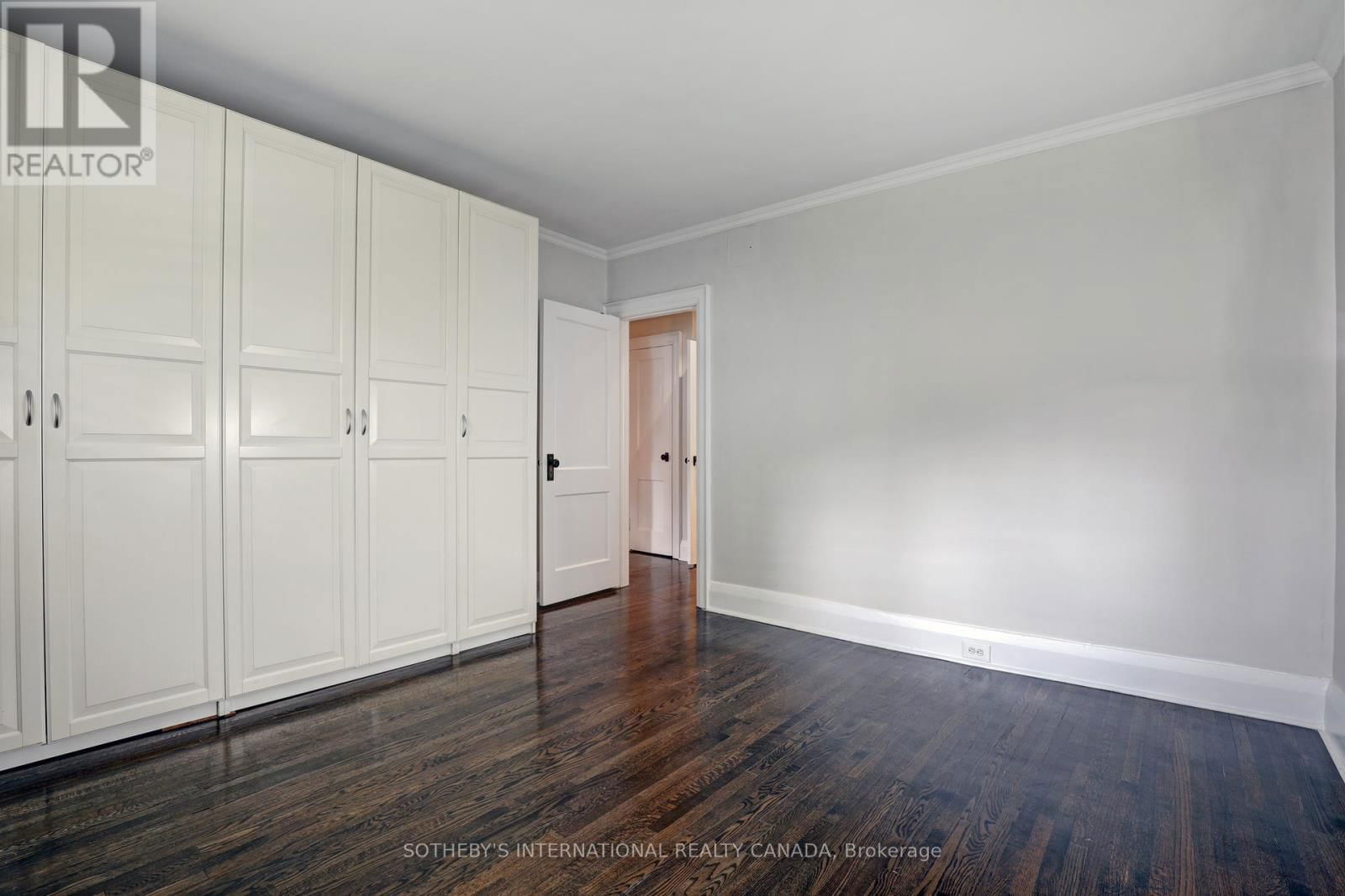 MAIN - 872 AVENUE ROAD Image 20