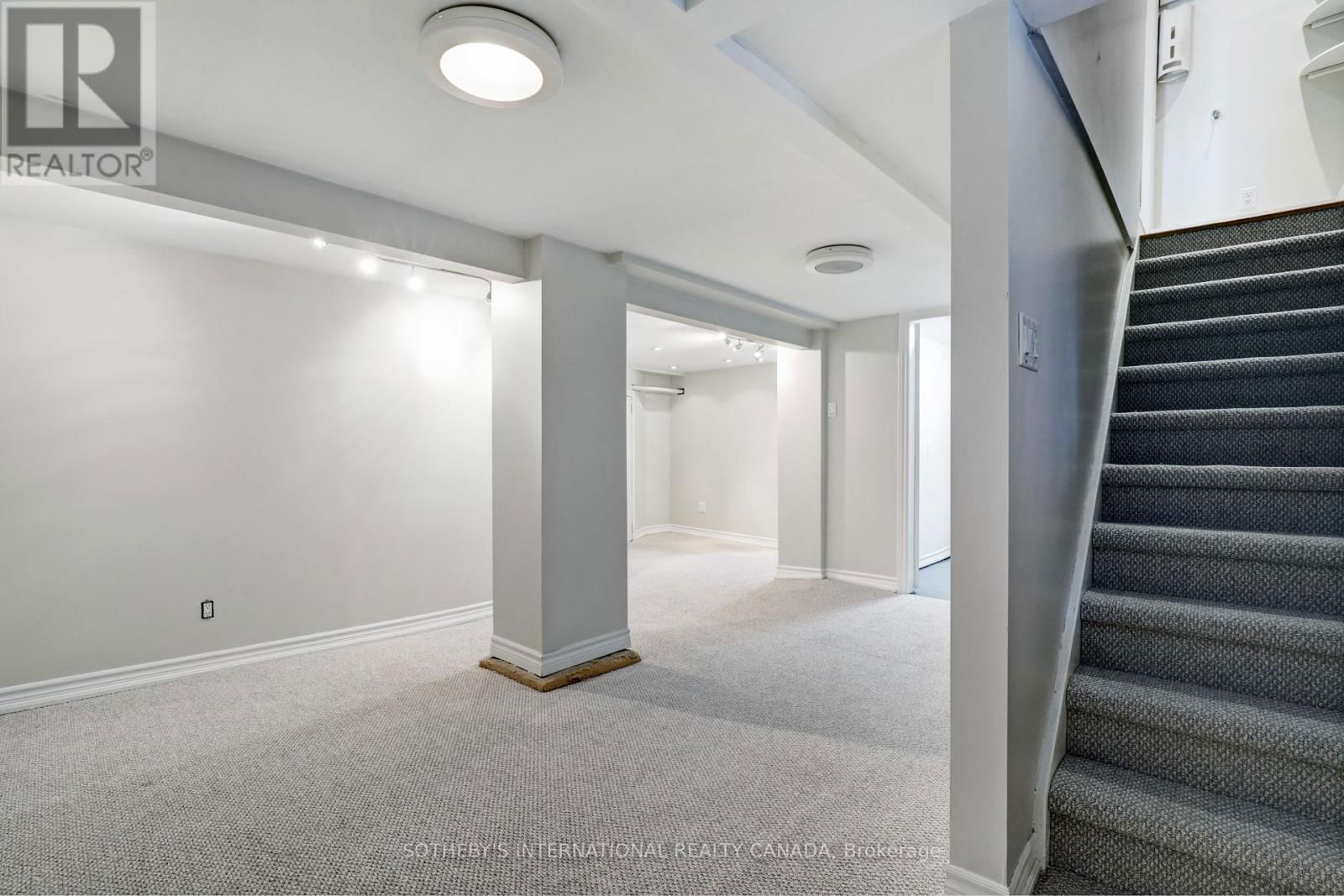 MAIN - 872 AVENUE ROAD Image 23