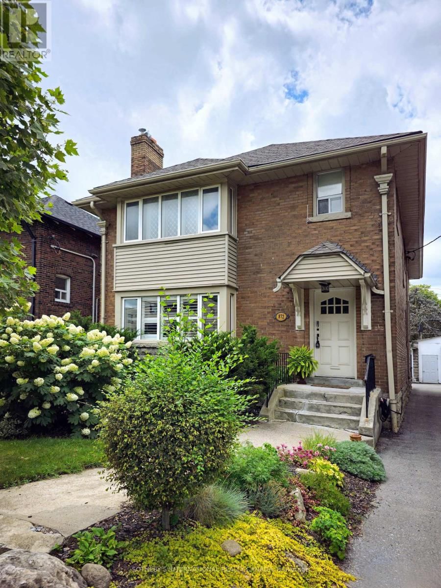 MAIN - 872 AVENUE ROAD Image 30