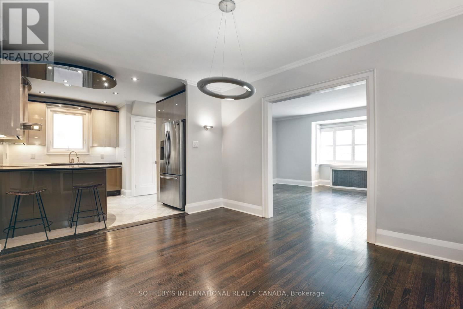 MAIN - 872 AVENUE ROAD Image 9