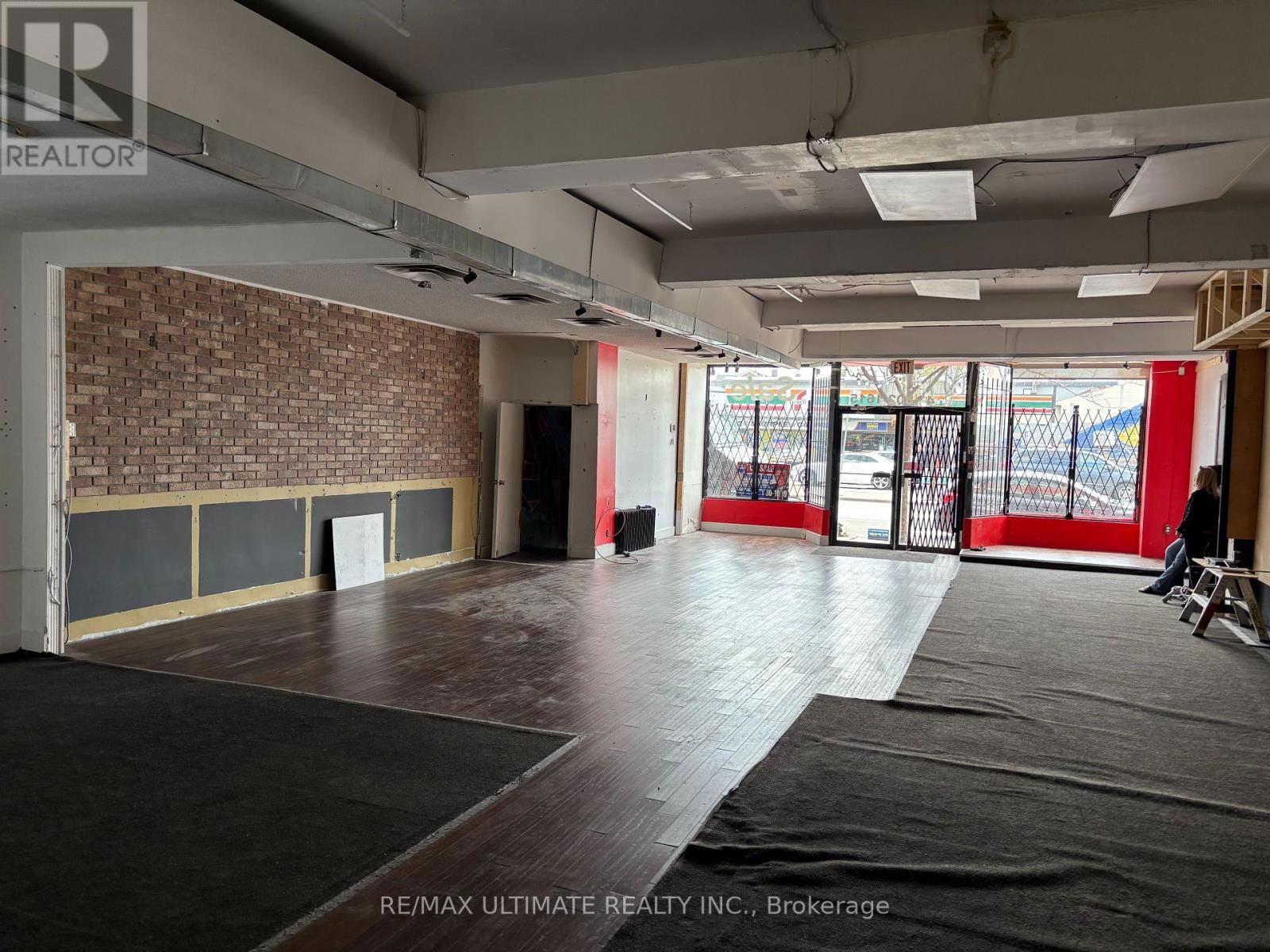 876 DUNDAS STREET WEST Image 1