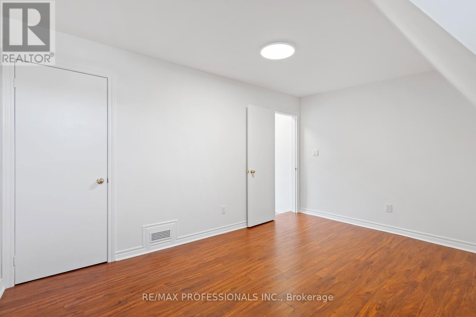 8 PARR STREET Image 9