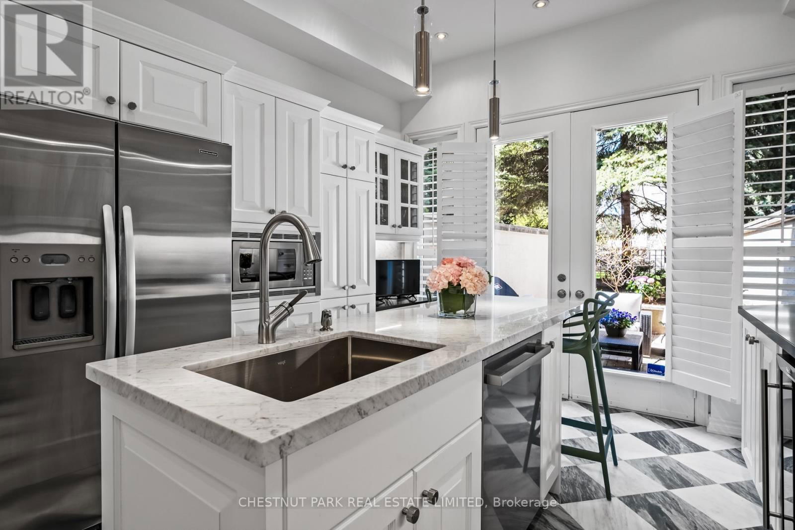 94 PLEASANT BOULEVARD Image 15