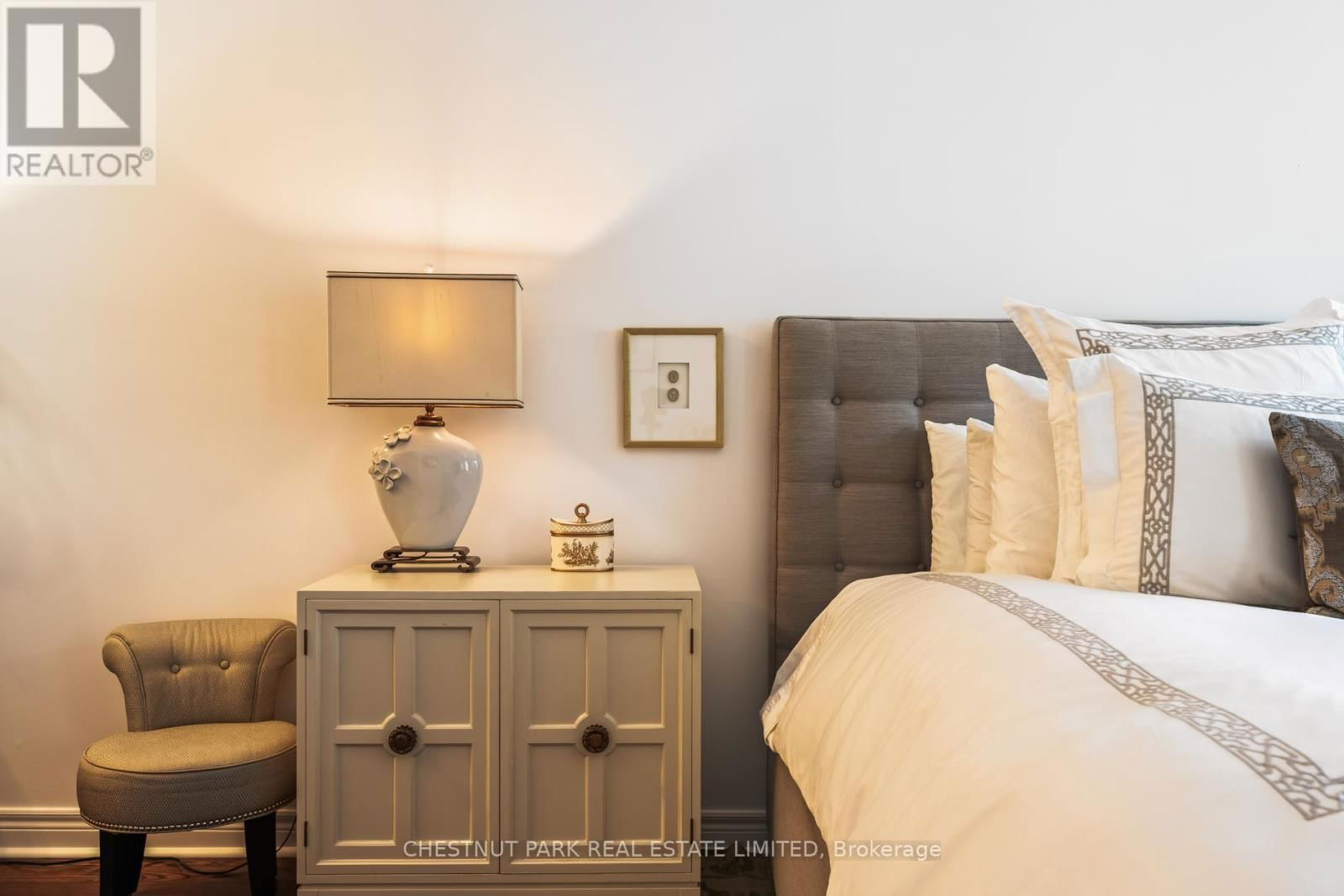 94 PLEASANT BOULEVARD Image 21
