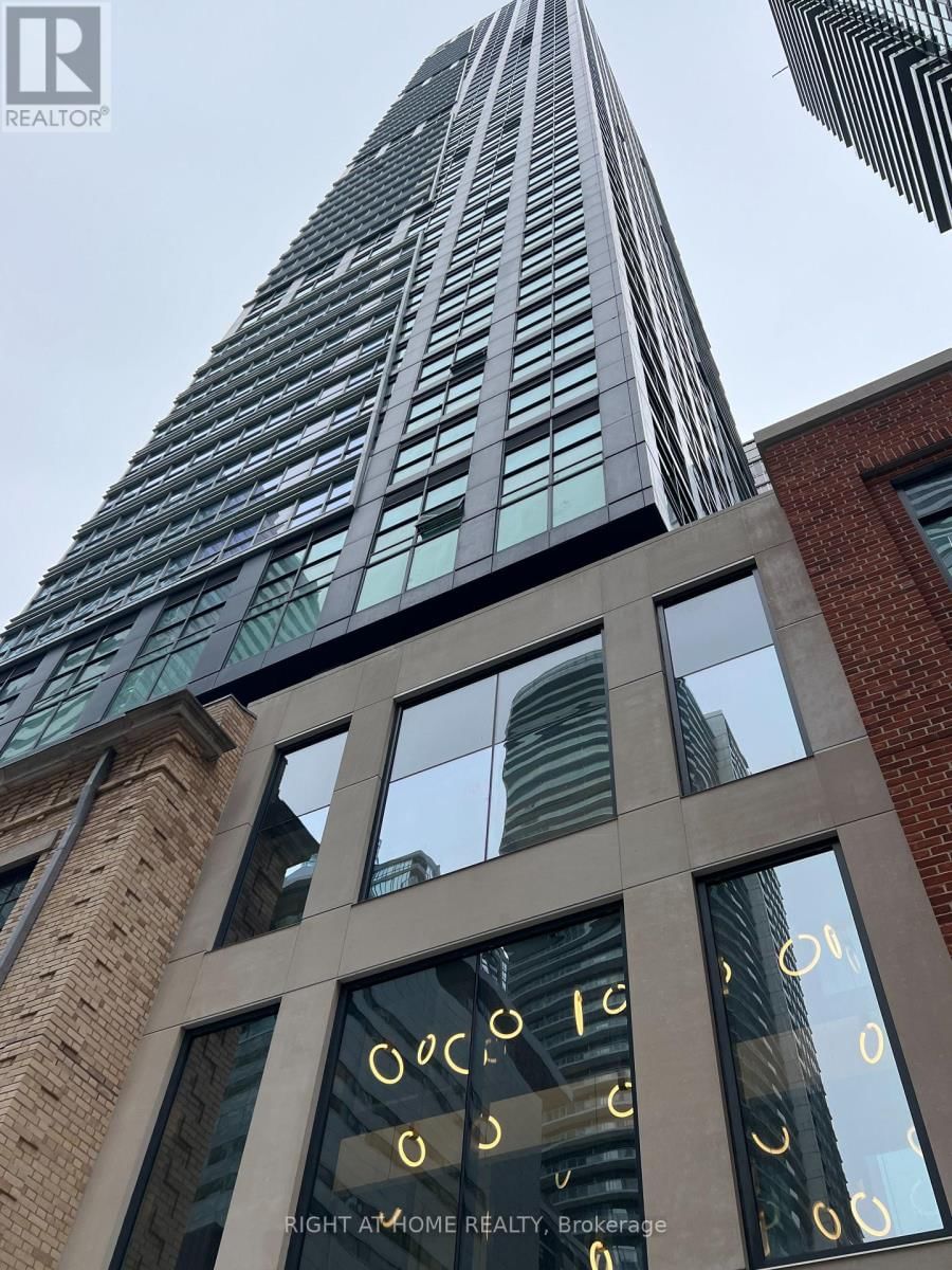 1703 - 327 KING STREET WEST Image 3