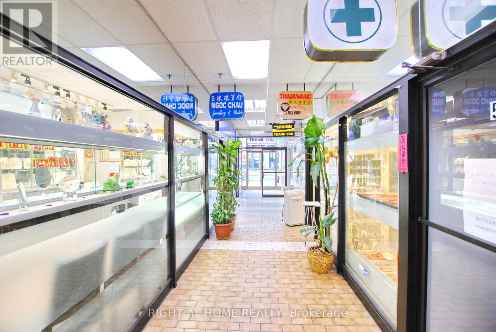 2&4 - 301 SPADINA AVENUE Image 3