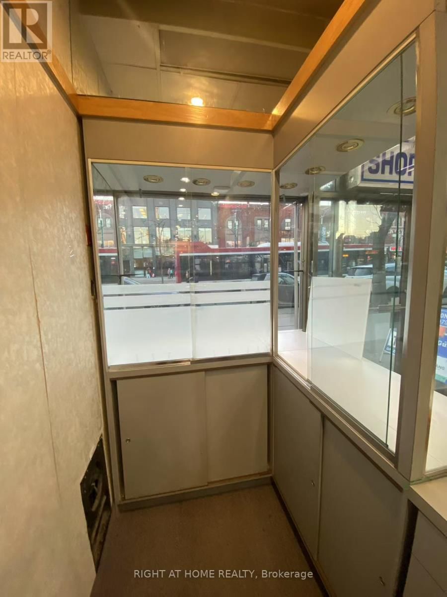 2&4 - 301 SPADINA AVENUE Image 8