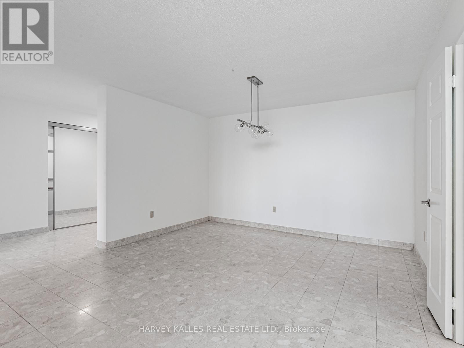 2004 - 55 SKYMARK DRIVE Image 10