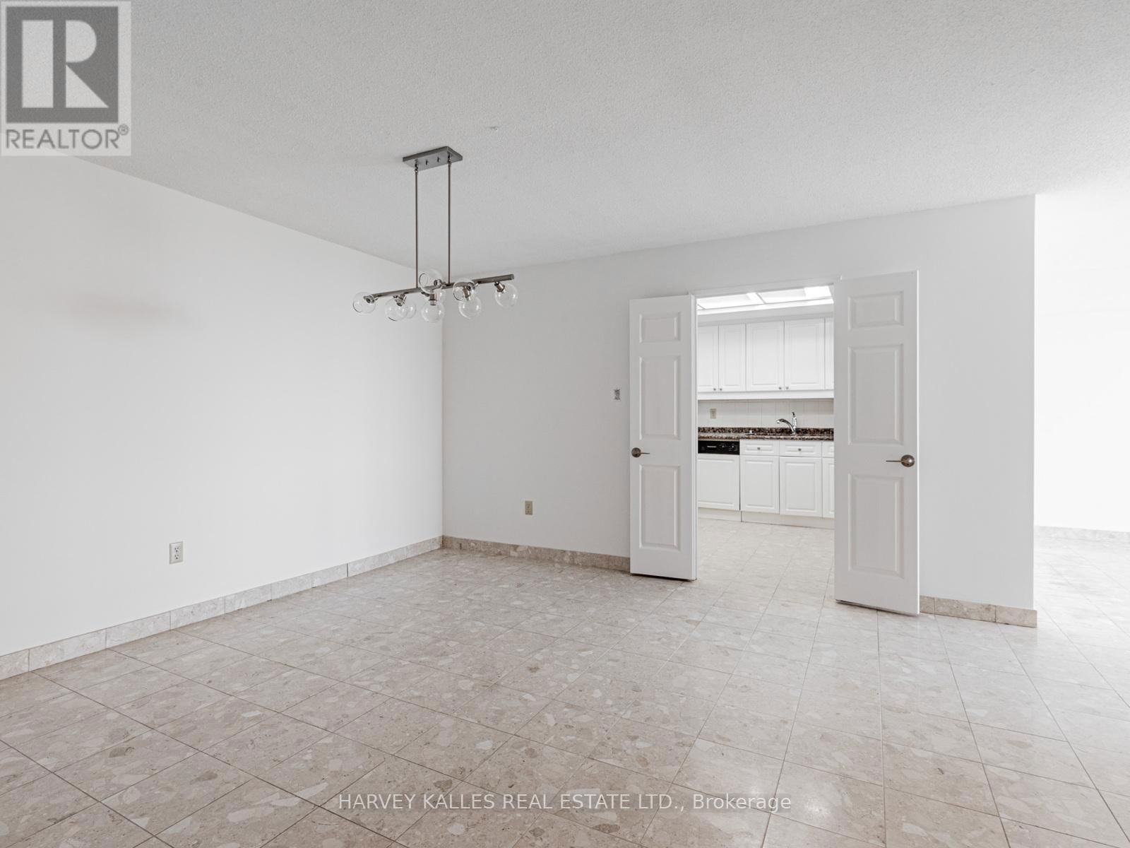 2004 - 55 SKYMARK DRIVE Image 11