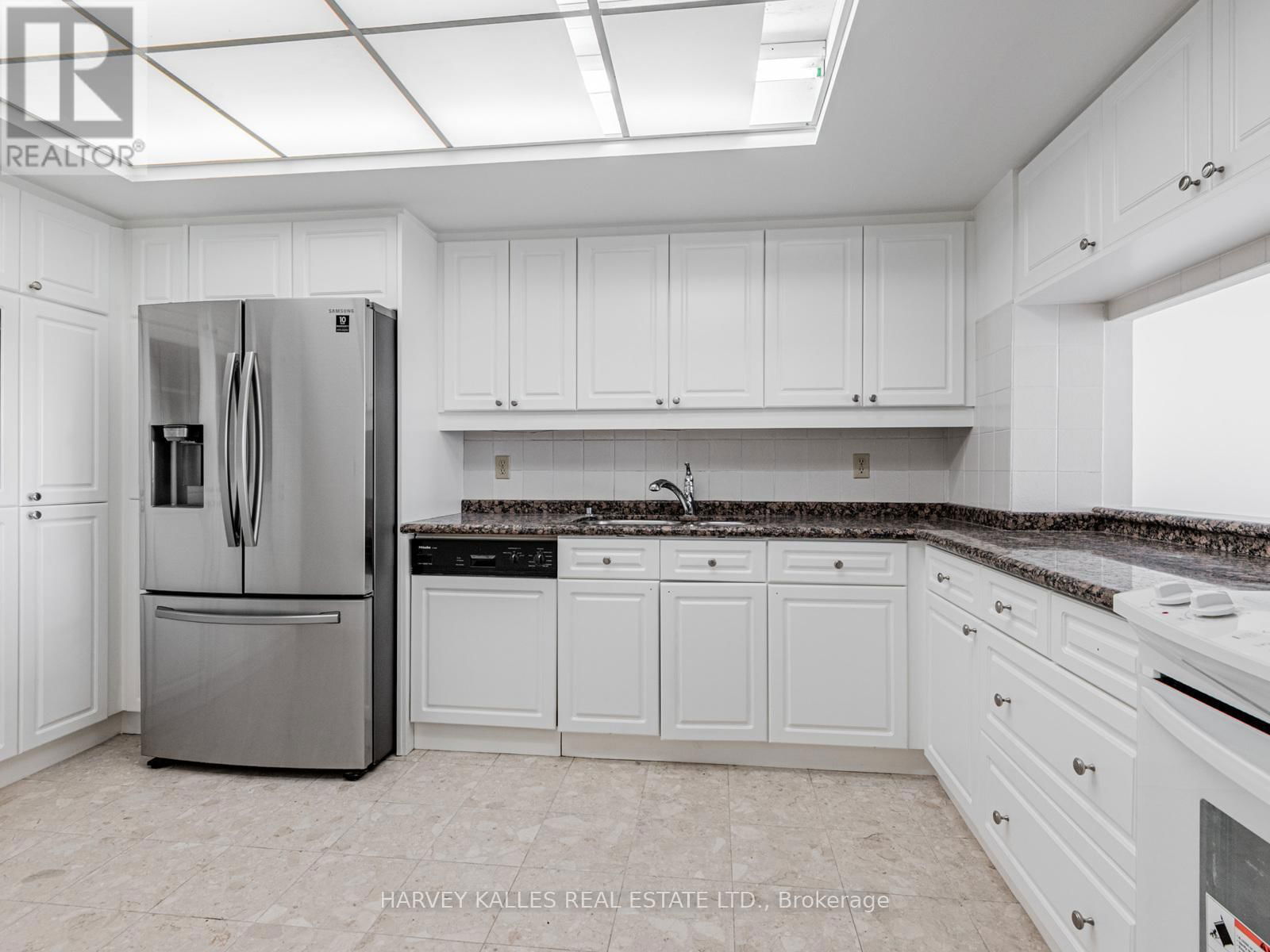 2004 - 55 SKYMARK DRIVE Image 12