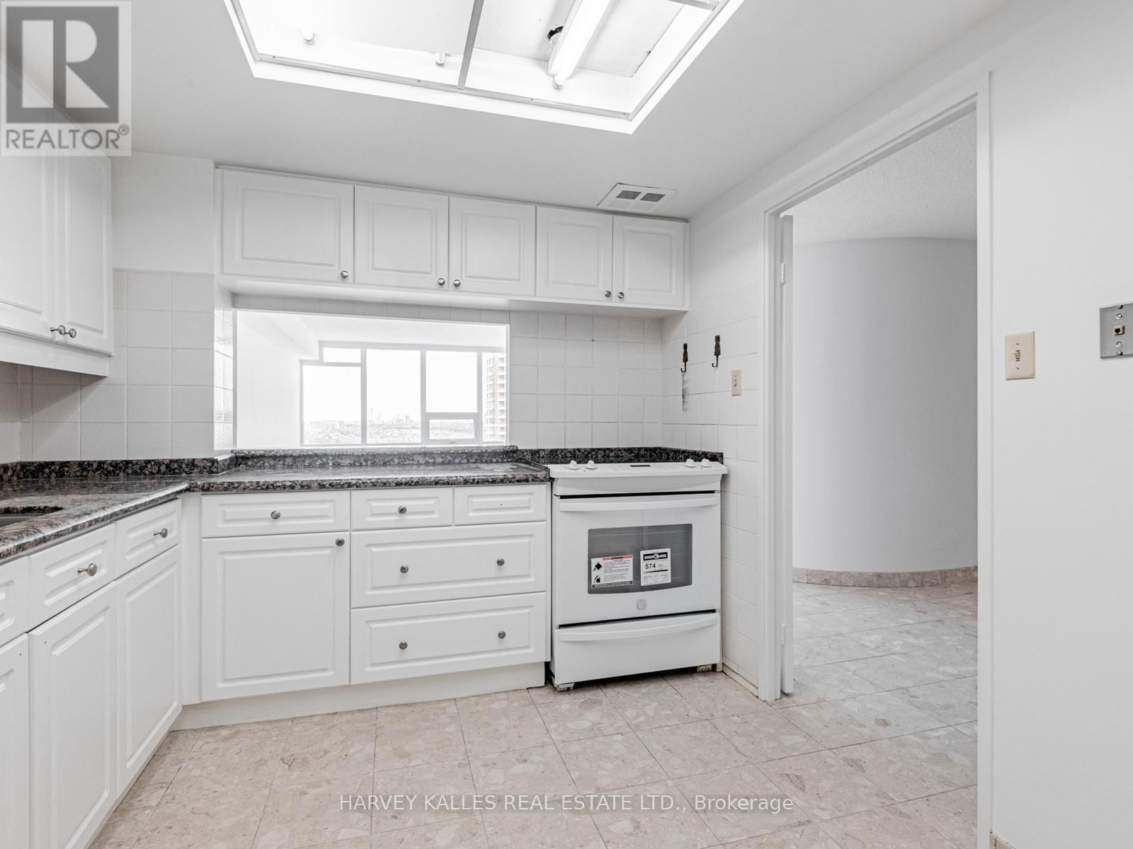 2004 - 55 SKYMARK DRIVE Image 13