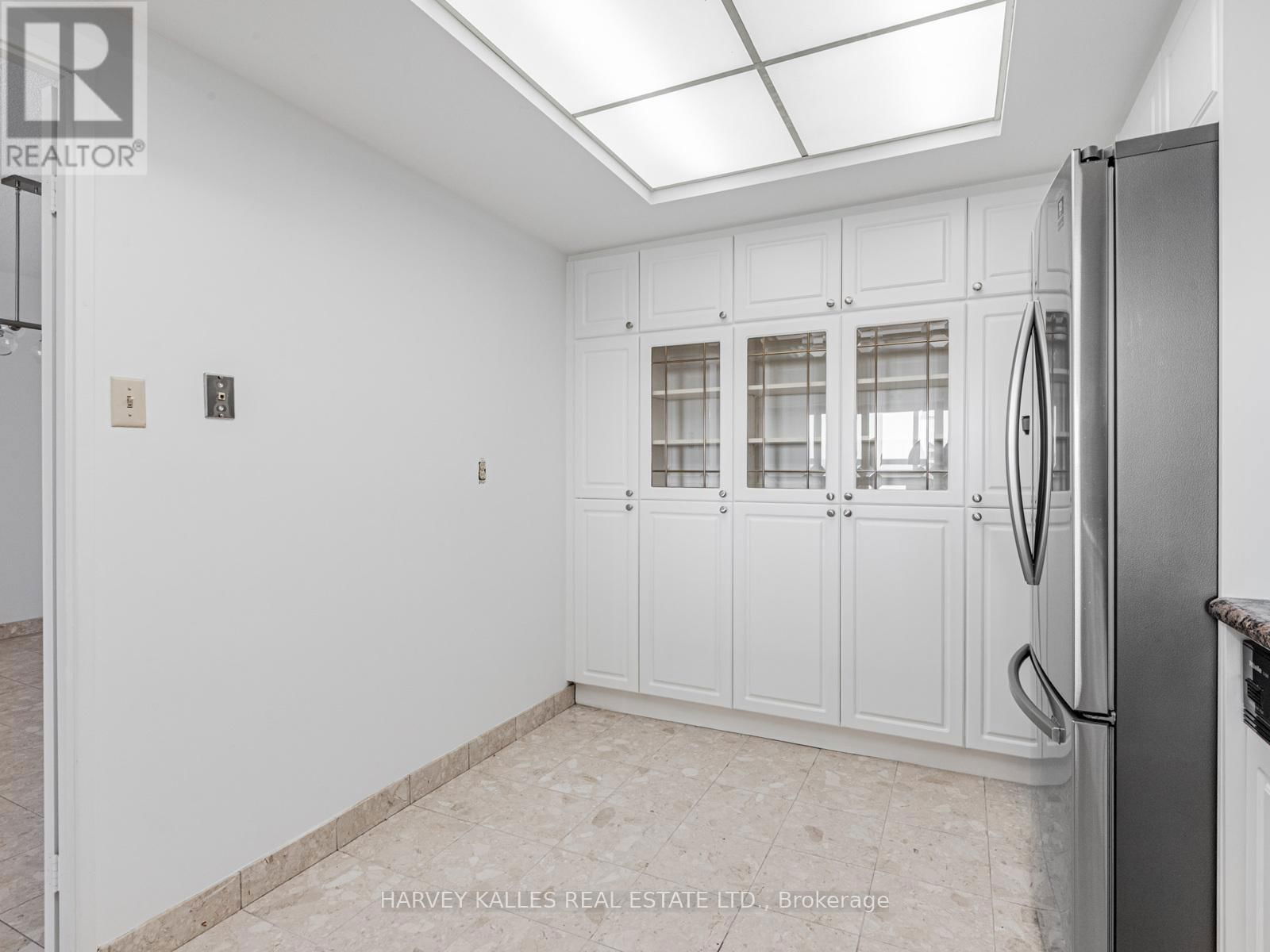 2004 - 55 SKYMARK DRIVE Image 14